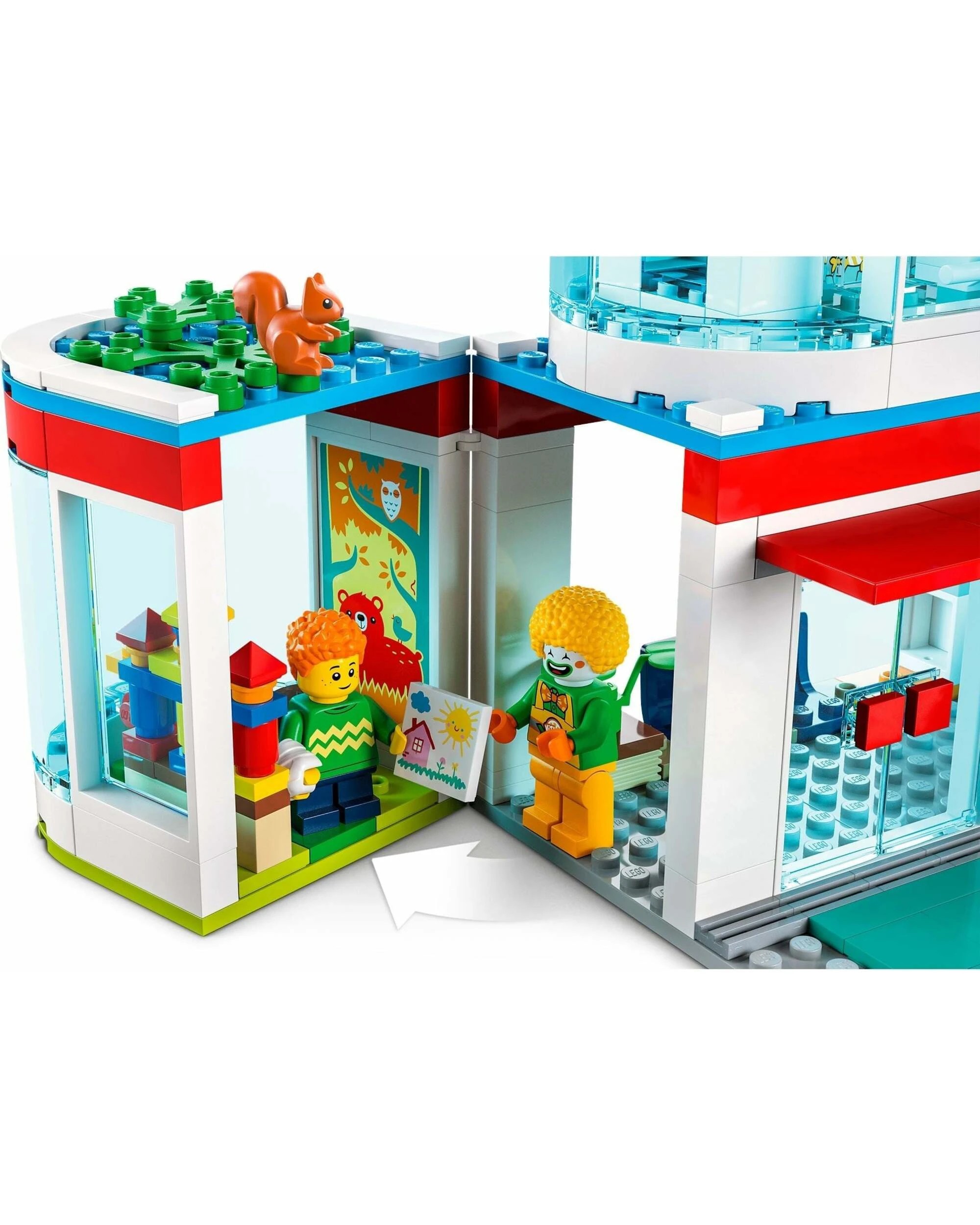 3 LEGO CITY: Hospital (60330) - Retired, 3 of 5