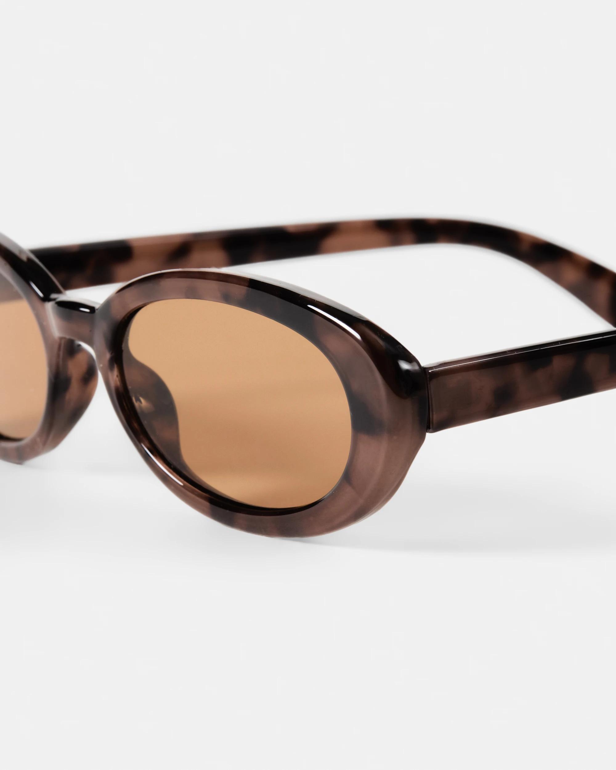4 Oval Shape Sunglasses CREAM TORT, 4 of 5