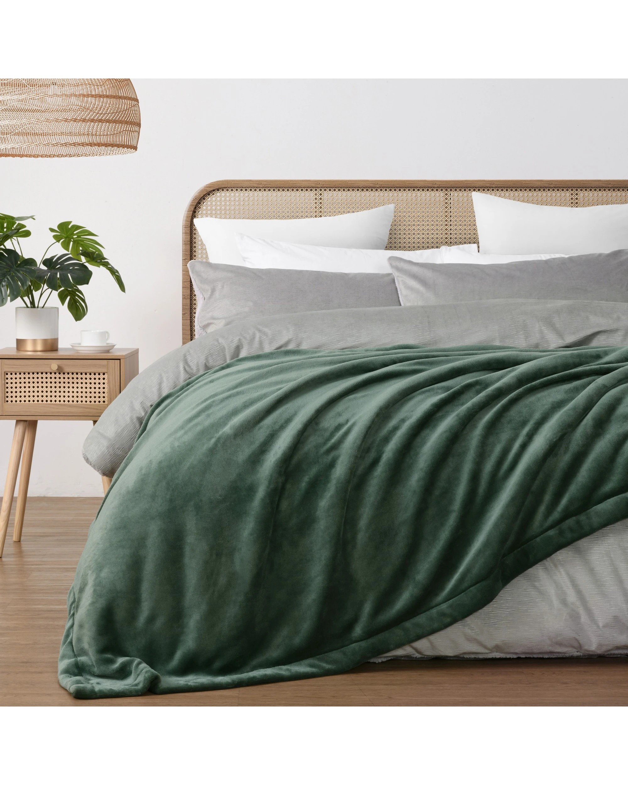 1 Serene Hudson Fleece and Sherpa Reverse Blanket 240x250cm (Queen/King Bed) - Leaf, 1 of 6