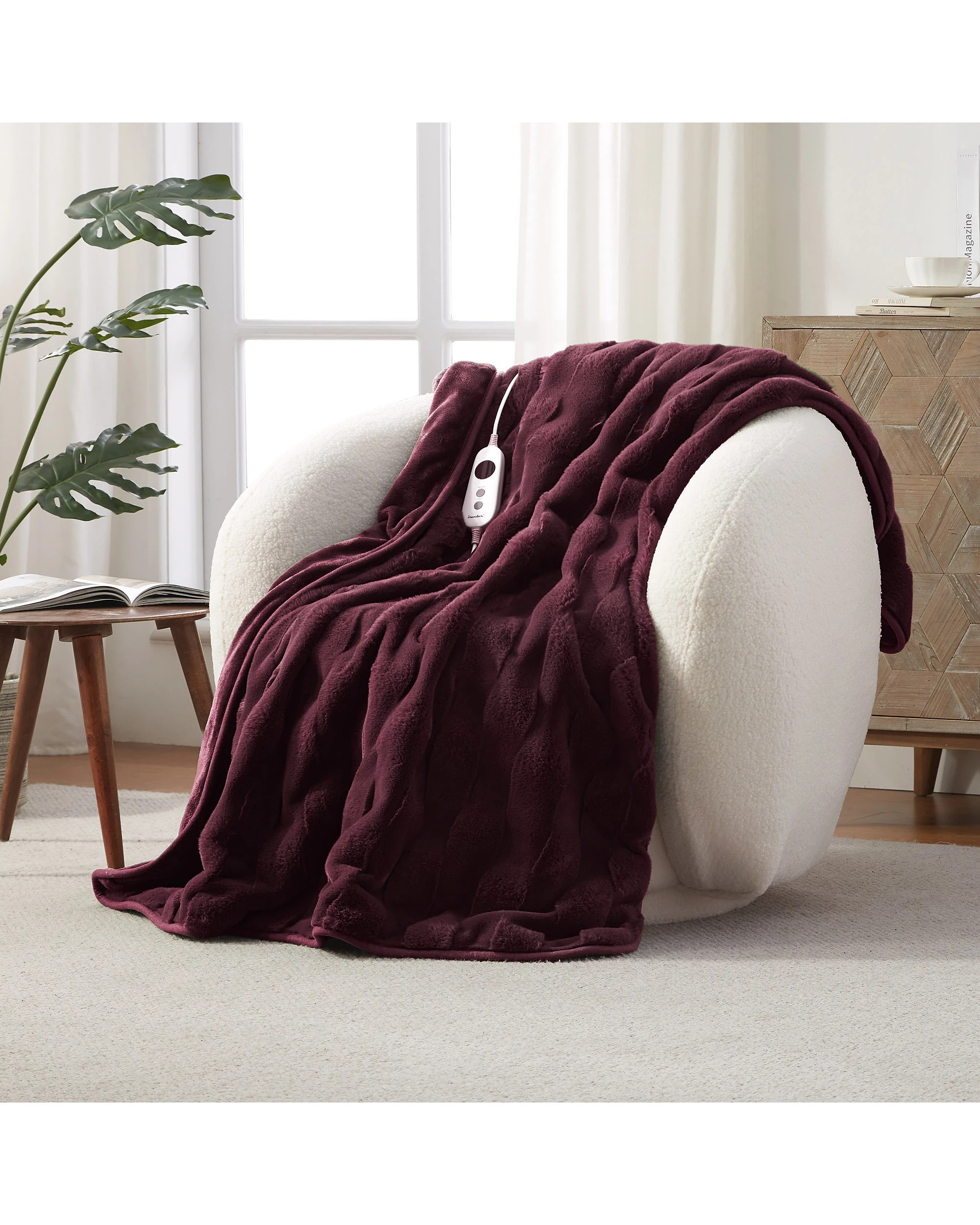 1 Dreamaker Basketweave Faux Fur Heated Throw 130x160cm - Cherry, 1 of 10
