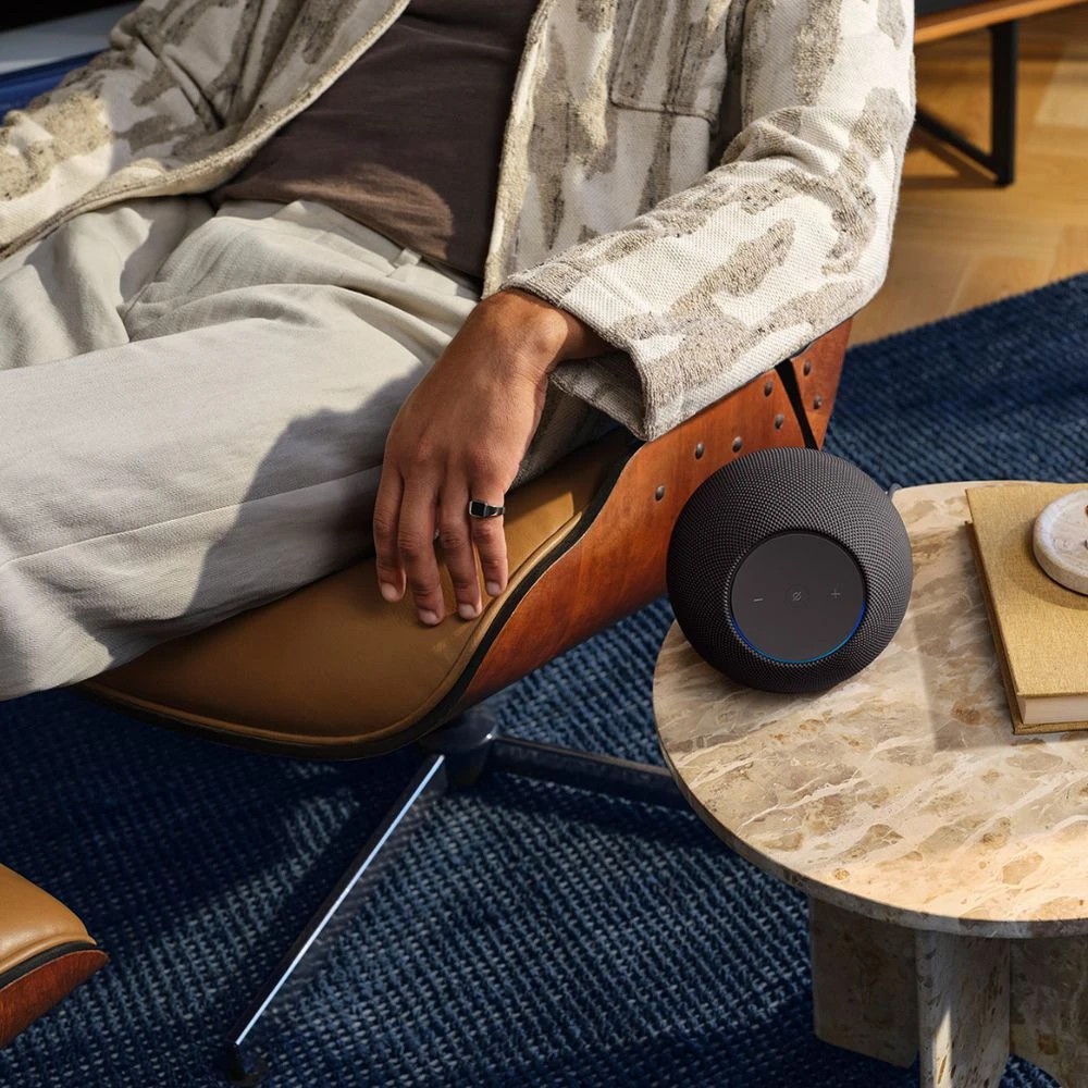 8 Amazon Echo Studio Graphite, 8 of 9