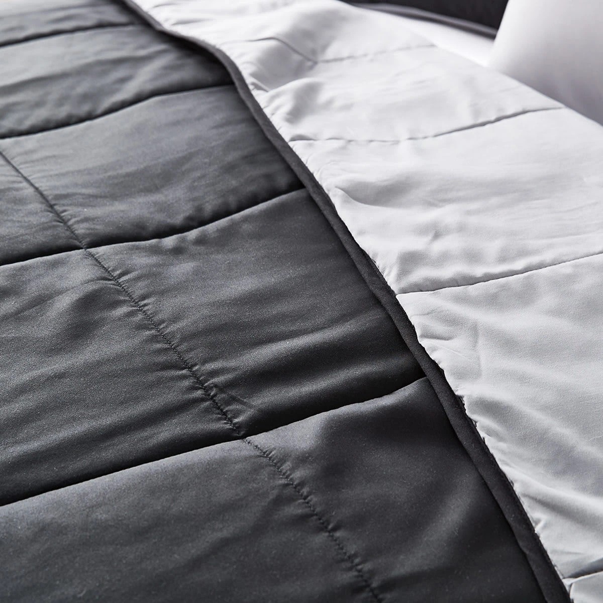 4 Reversible Comforter Set - Single Bed, Black, 4 of 5