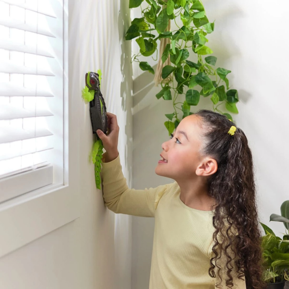 7 Hex Bots Wall Crawler Gecko Toy, 7 of 10