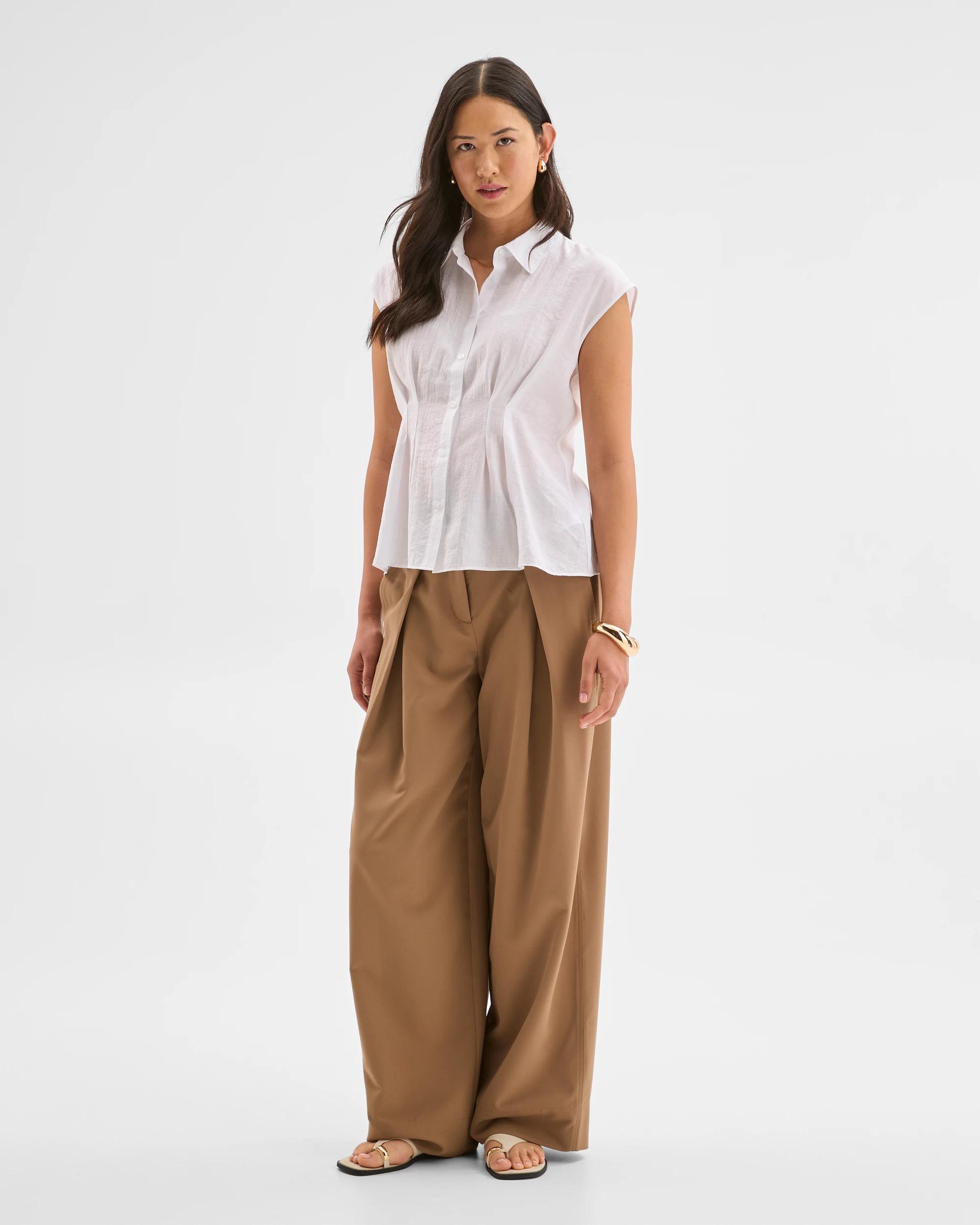 1 Preview Sleeveless Waist Tuck Shirt BRILLIANT WHITE, 1 of 8