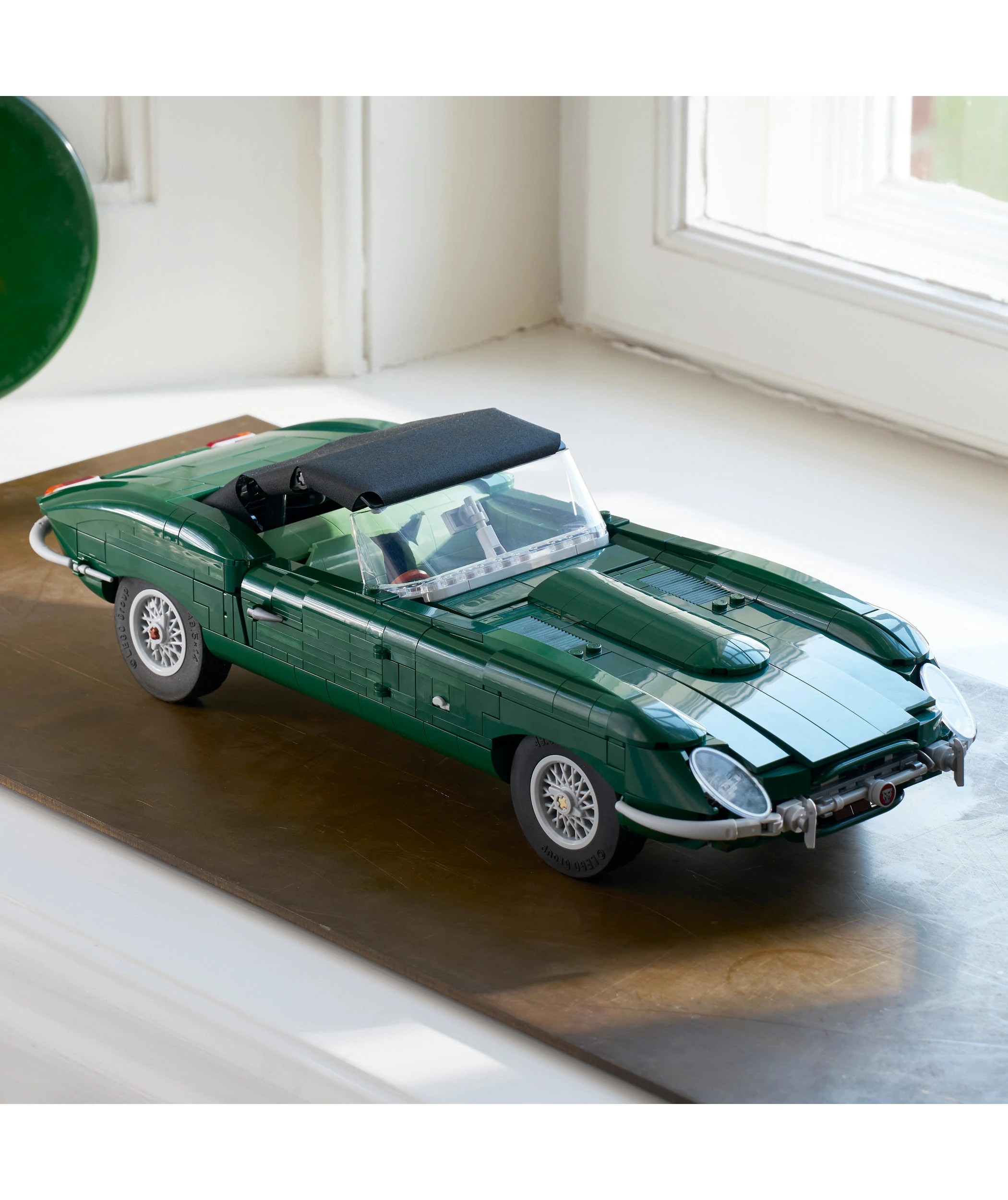 10 LEGO Icons Jaguar E-Type 11381, 10 of 11
