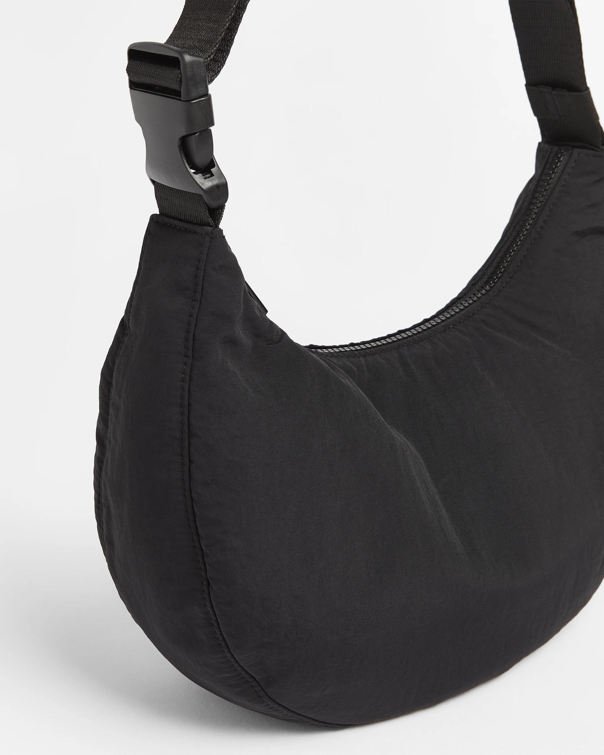 2 Target Active Medium Crescent Bag BLACK, 2 of 2