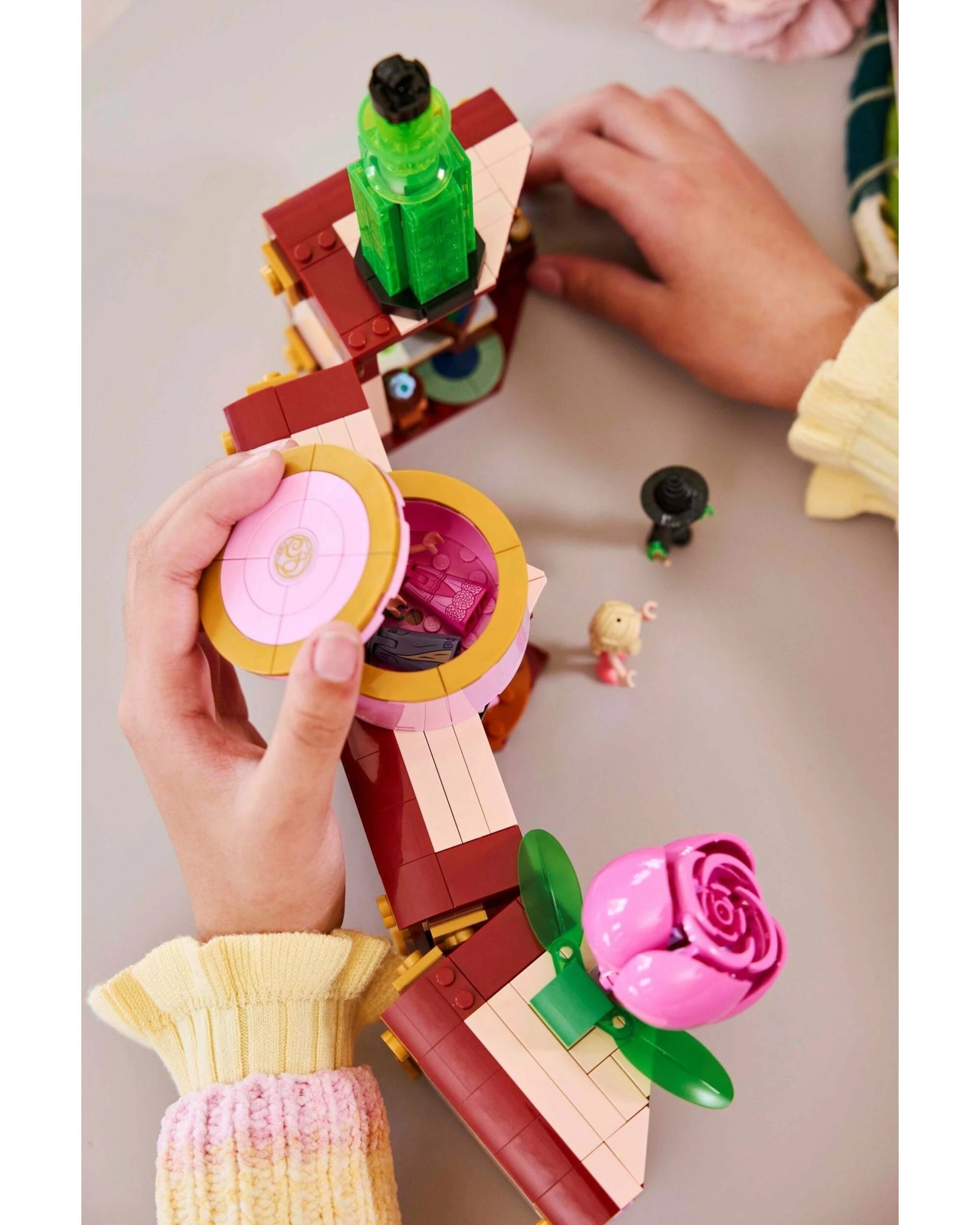 4 LEGO 75683 Glinda and Elphaba's Dormitory, 4 of 5