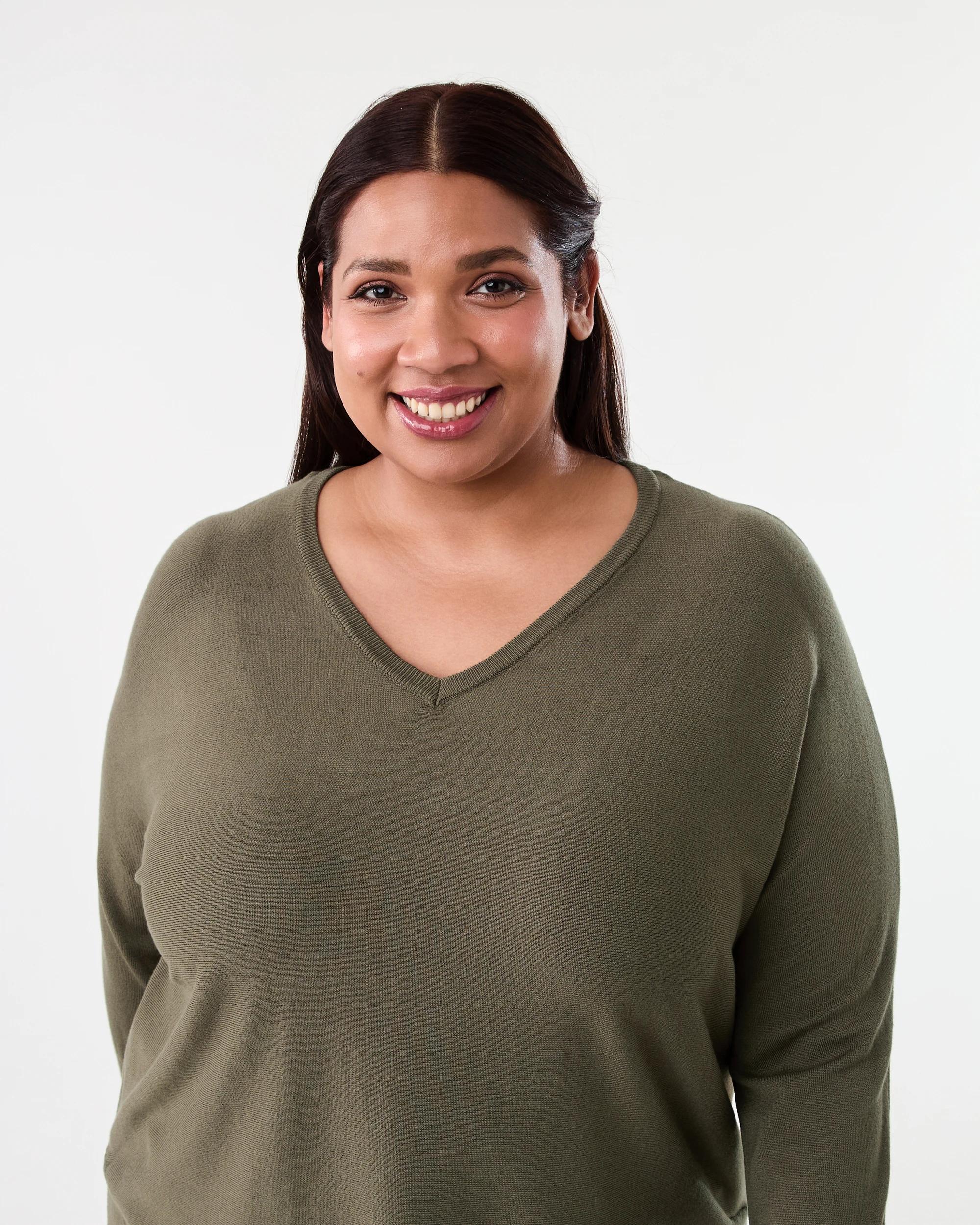 4 Curve Lightweight V-Neck Jumper Deep Olive, 4 of 6