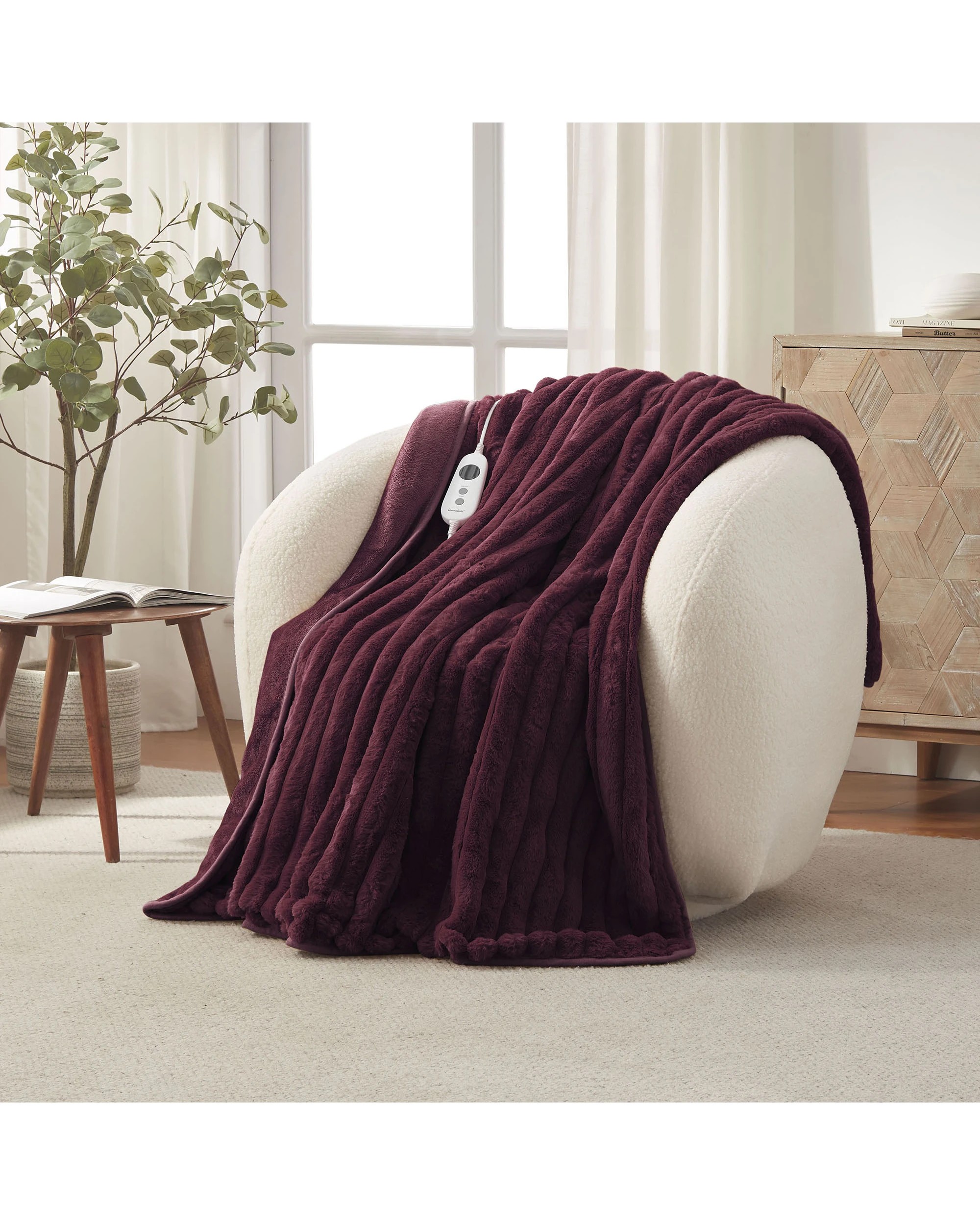 1 Dreamaker Cirra Chunky Embossed Fleece Heated Throw 130x160cm - Cherry, 1 of 10