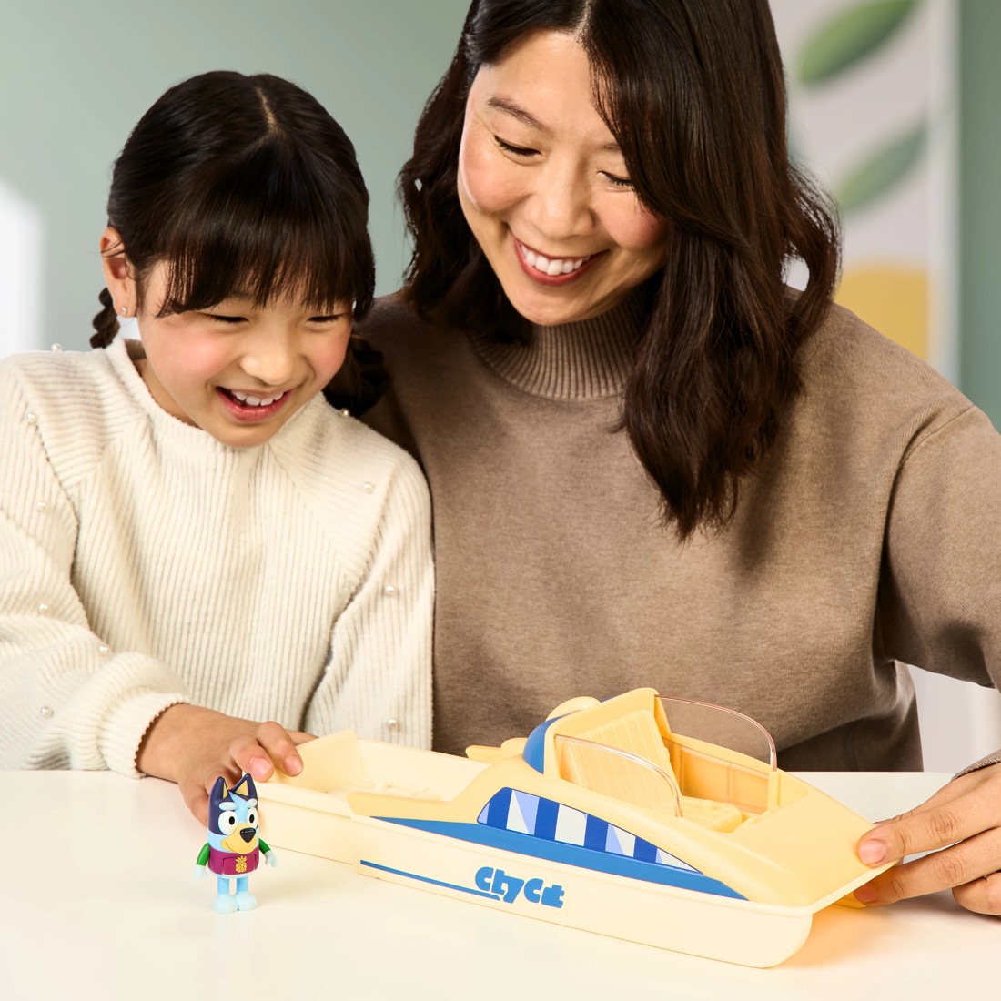 7 Bluey CityCat Boat Playset with Color-Change Figure, 7 of 9