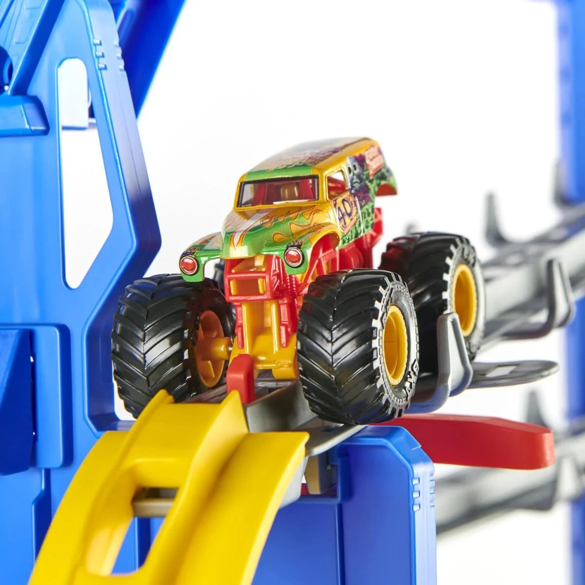 9 Monster Jam Garage Grave Digger Playset, 9 of 9