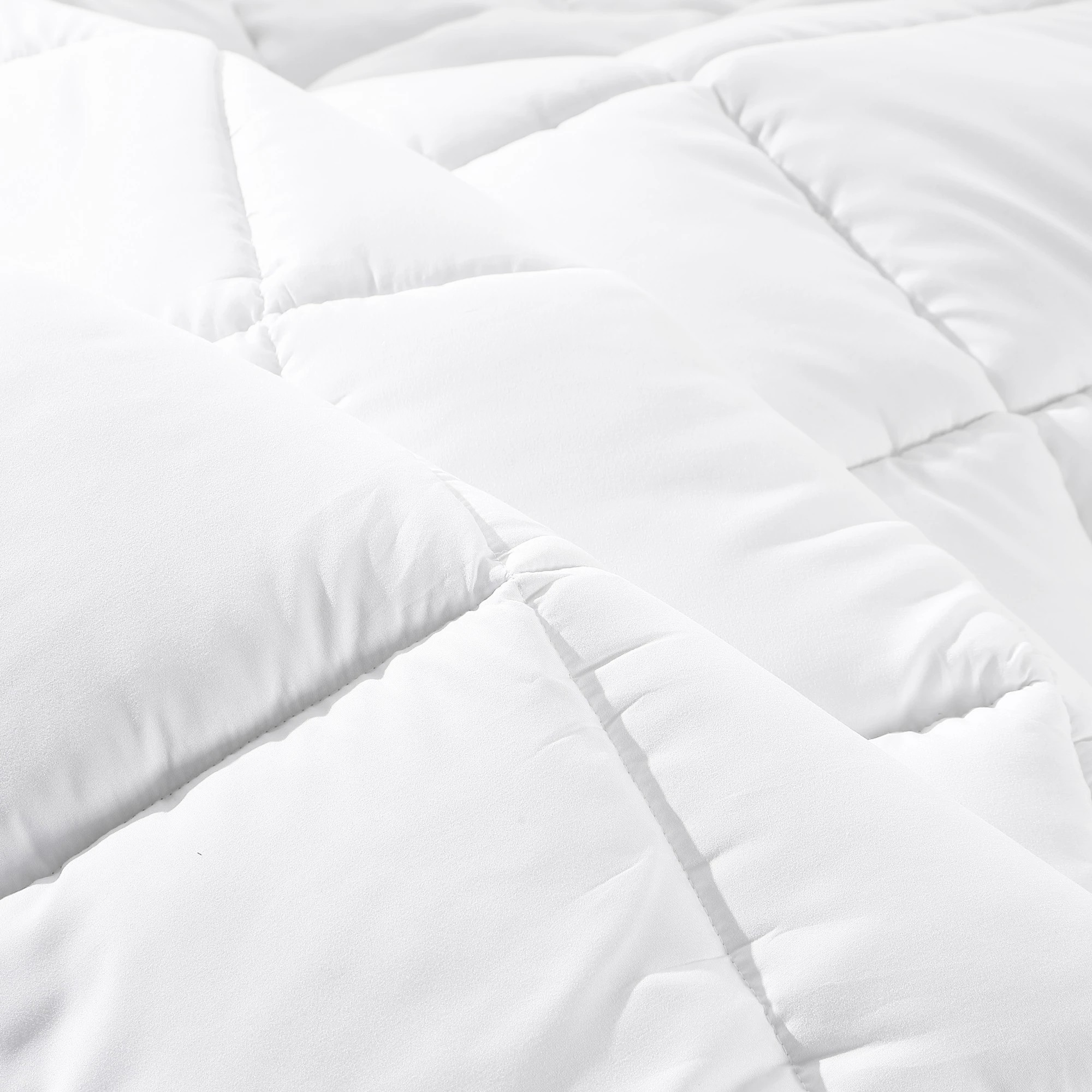 3 Dreamz 400 Gsm All Season Bamboo Quilt King
 - King Bed
 - King Bed
 - King Bed, 3 of 3