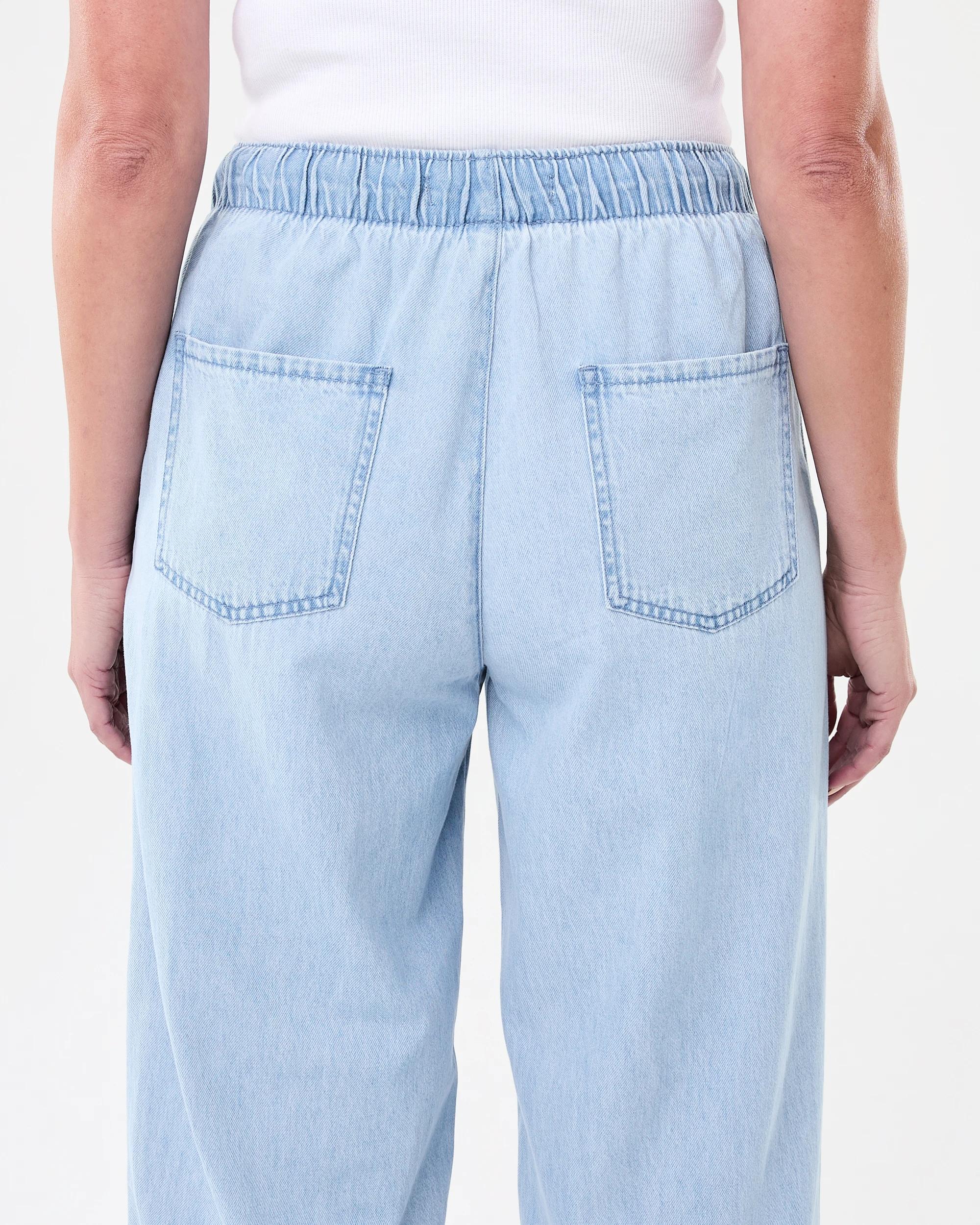 8 Comfort Wide Leg Jeans Light Denim Wash, 8 of 9