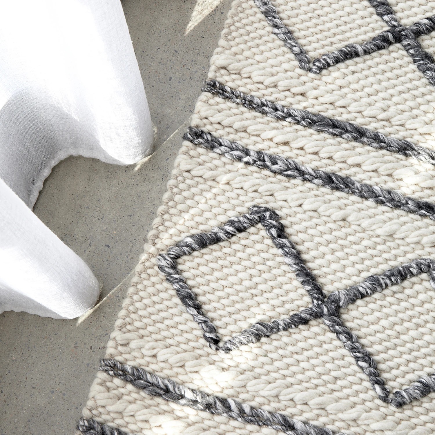 4 Common Ground Rugs Alcove 326 280x190cm - Large Handwoven Wool Floor Rug - White, 4 of 7
