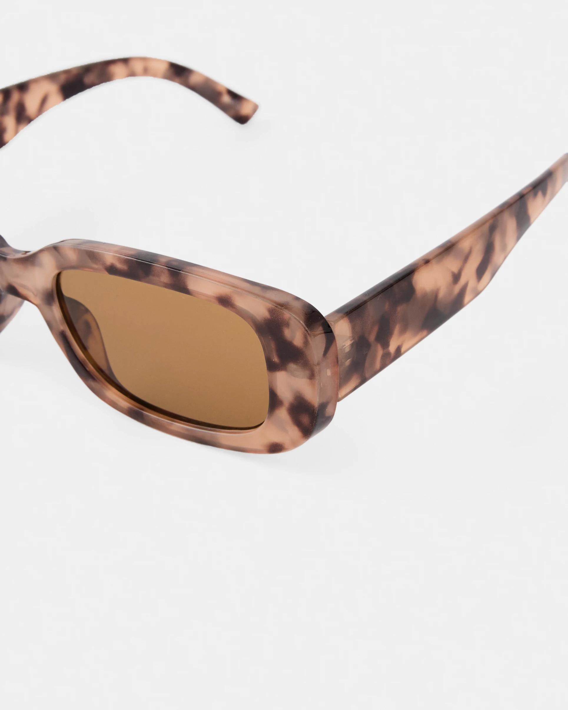 4 Rectangle Classic Sunglasses Cream Tort, 4 of 5