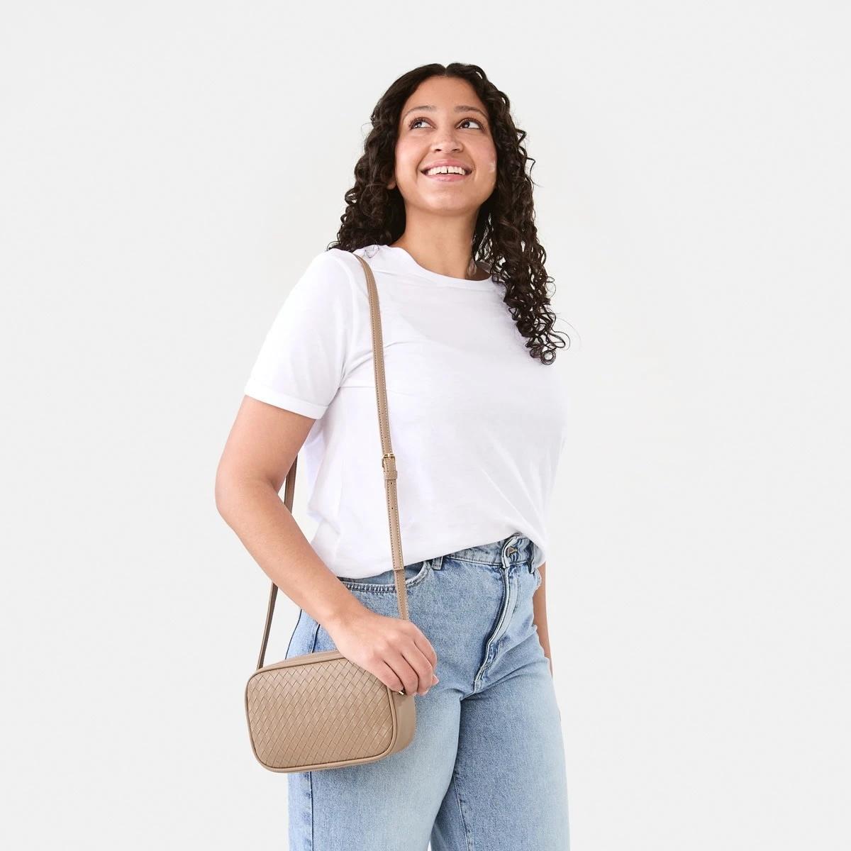 5 Woven Crossbody Bag HAZELNUT LATTE, 5 of 6