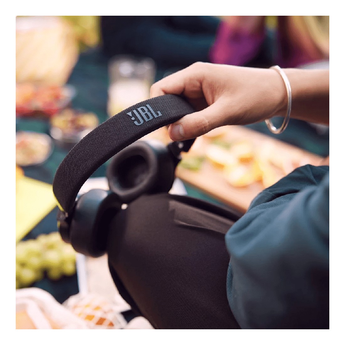 9 JBL Live 670 Wireless On-Ear Headphones Black, 9 of 10