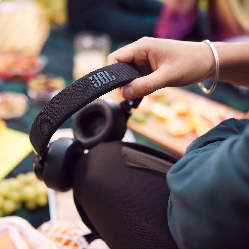 9 JBL Live 670 Wireless On-Ear Headphones Black, 9 of 10