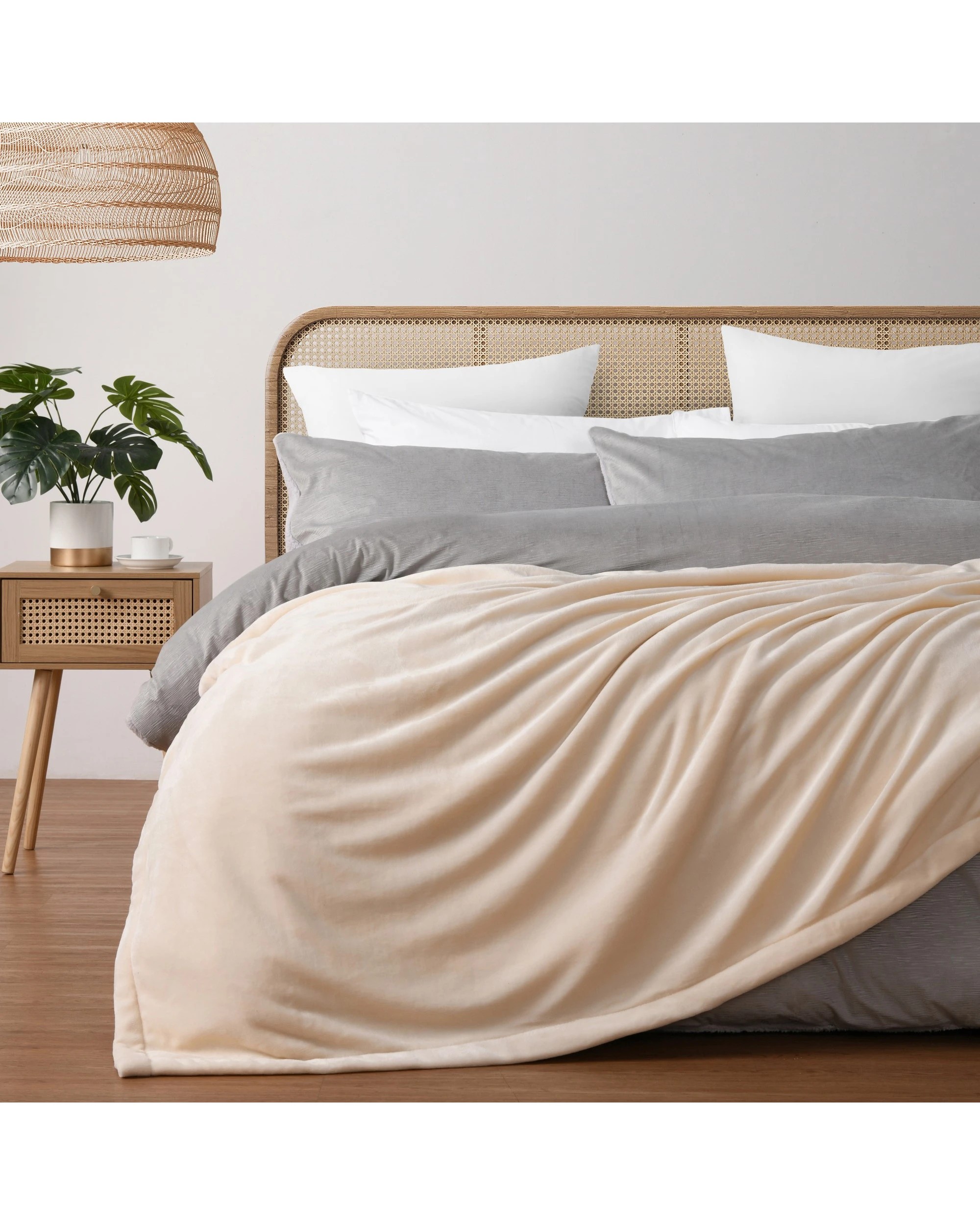 1 Serene Hudson Fleece and Sherpa Reverse Blanket 240x250cm (Queen/King Bed) - Cream, 1 of 6