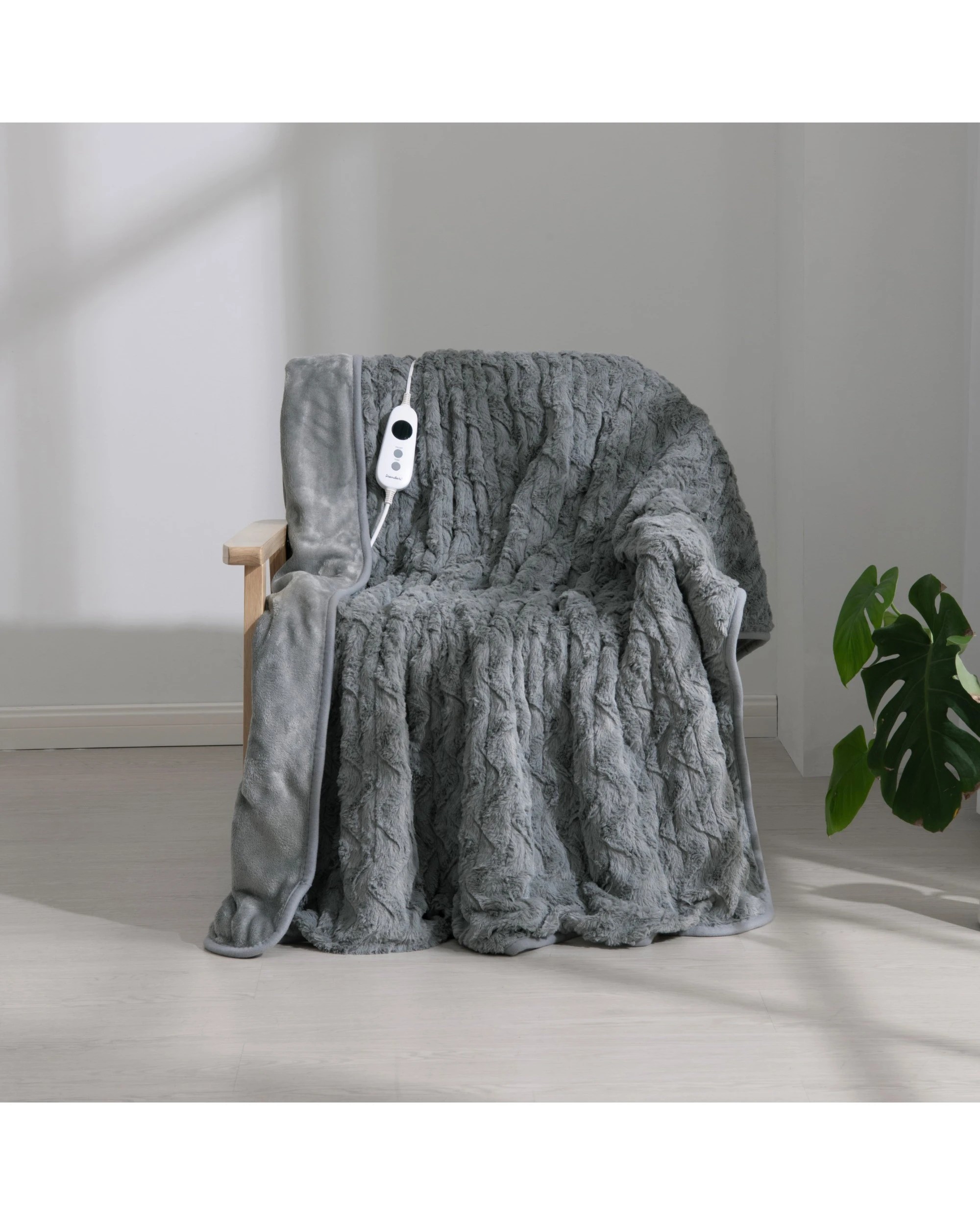 1 Dreamaker Felix 500gsm Faux Fur Heated Throw 130x160cm - Silver, 1 of 7