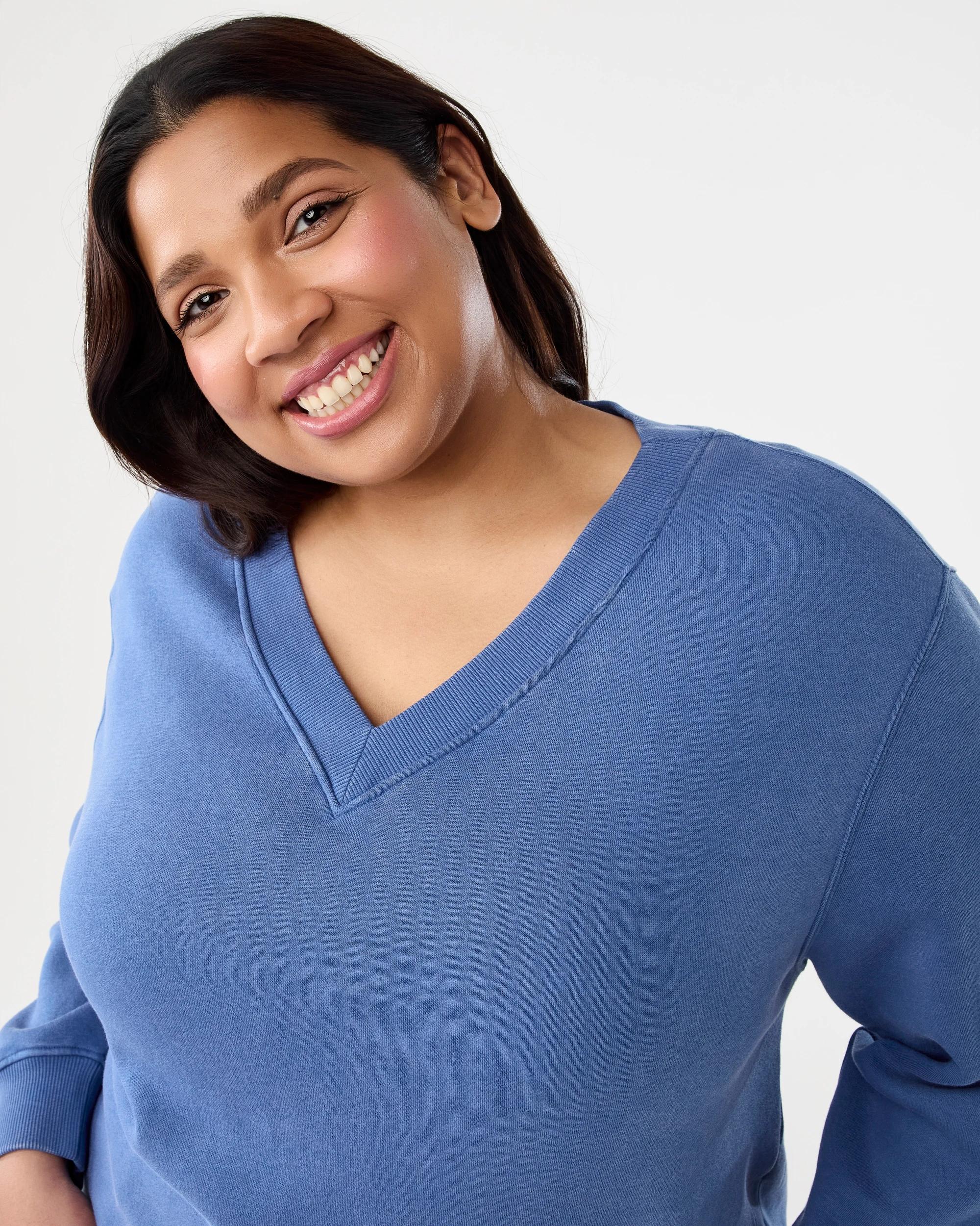 4 Curve Washed V-Neck Sweatshirt Orbit Blu, 4 of 6