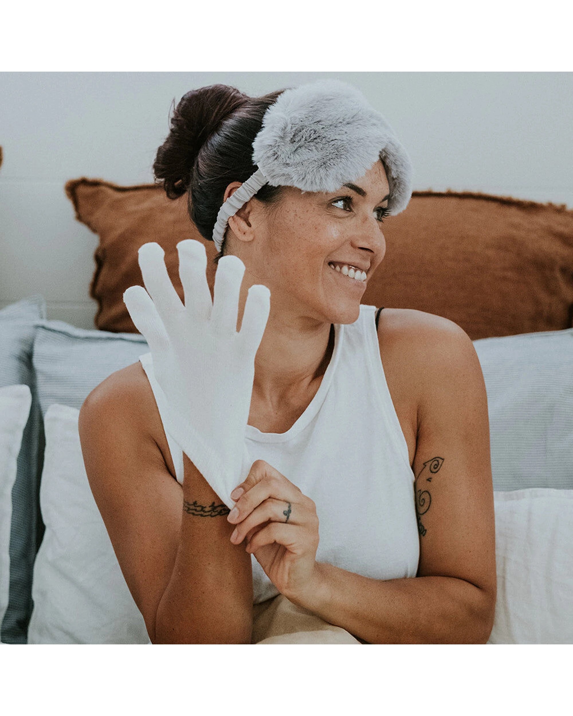 3 Annabel Trends Spa Trends Moisturising Hand Care Gel Range Reusable Gloves - White, 3 of 3