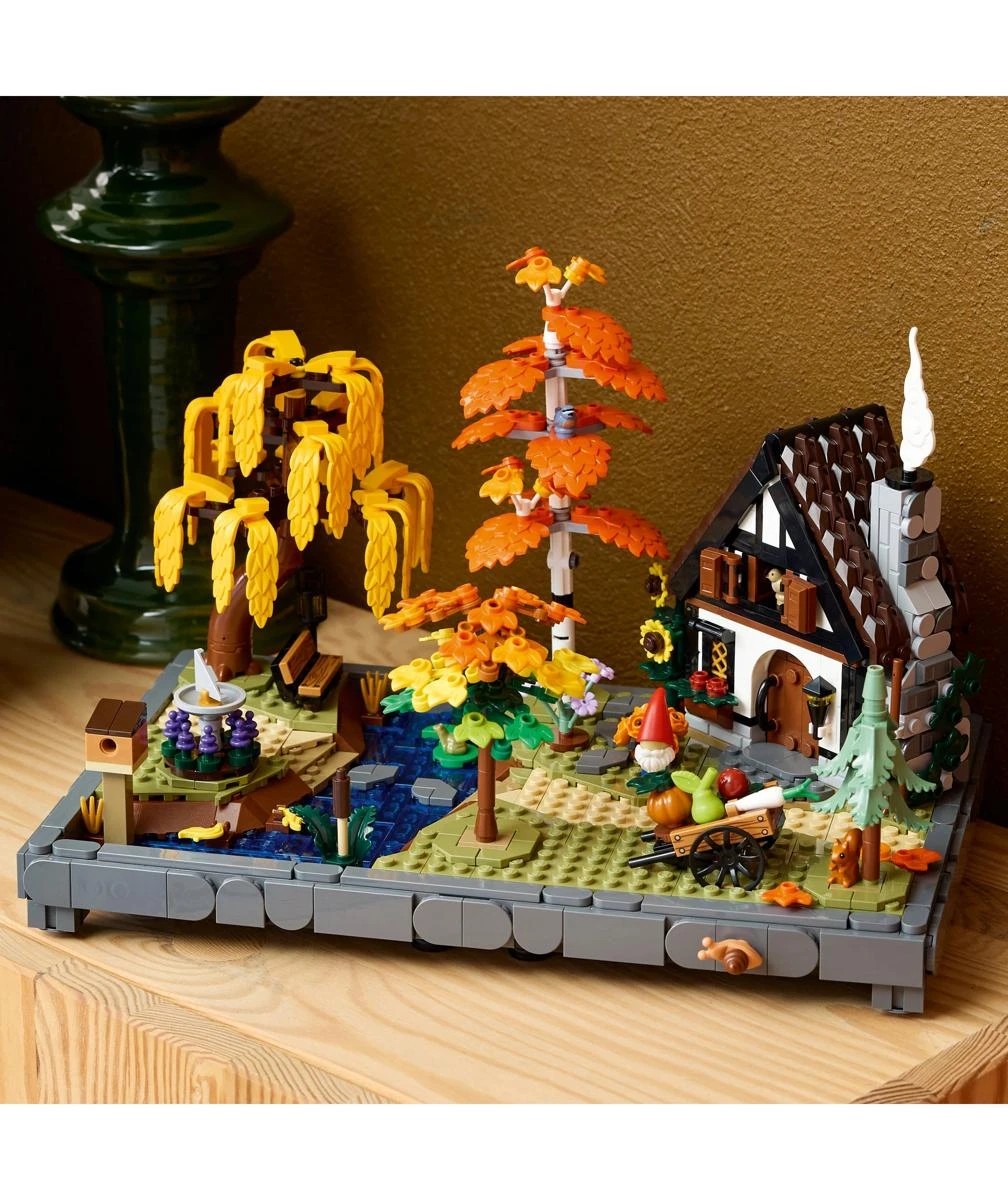 9 LEGO Icons Autumn Cottage Garden 11372, 9 of 10