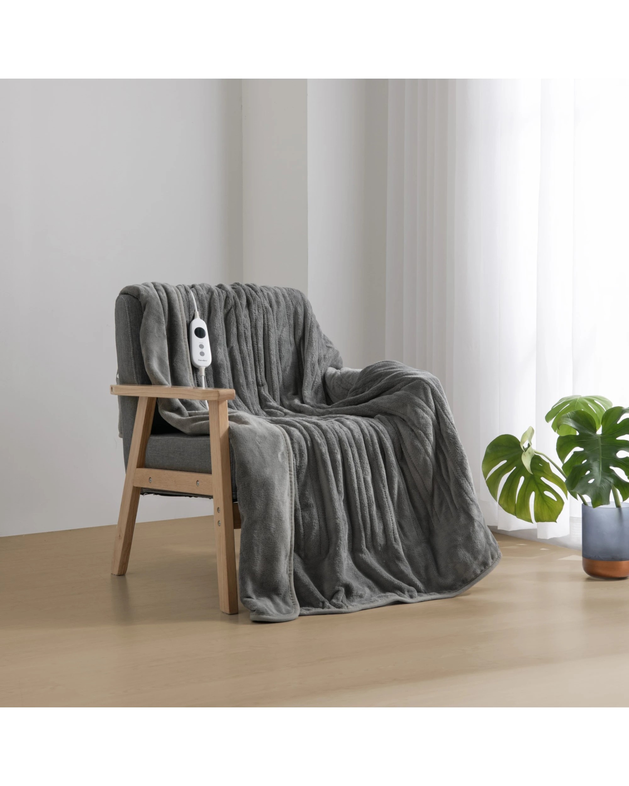 1 Dreamaker Kingston Coral Fleece Electric Heated Throw Blanket 130x160cm - Silver, 1 of 7