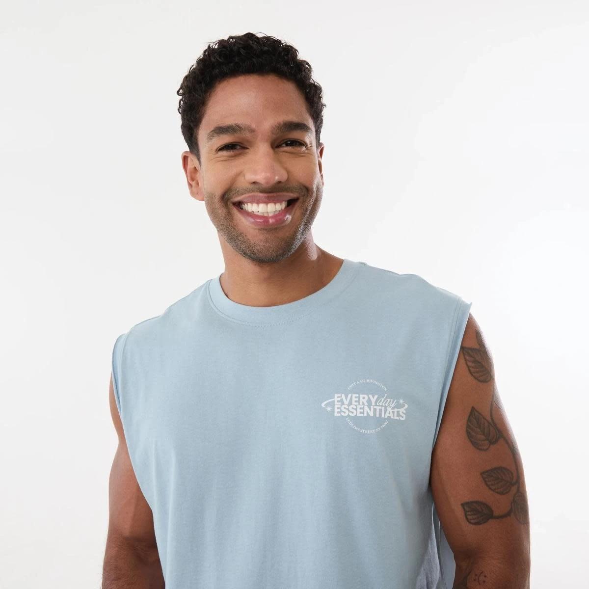 4 Graphic Curved Hem Muscle EVERYDAY ESSENTIAL, 4 of 6