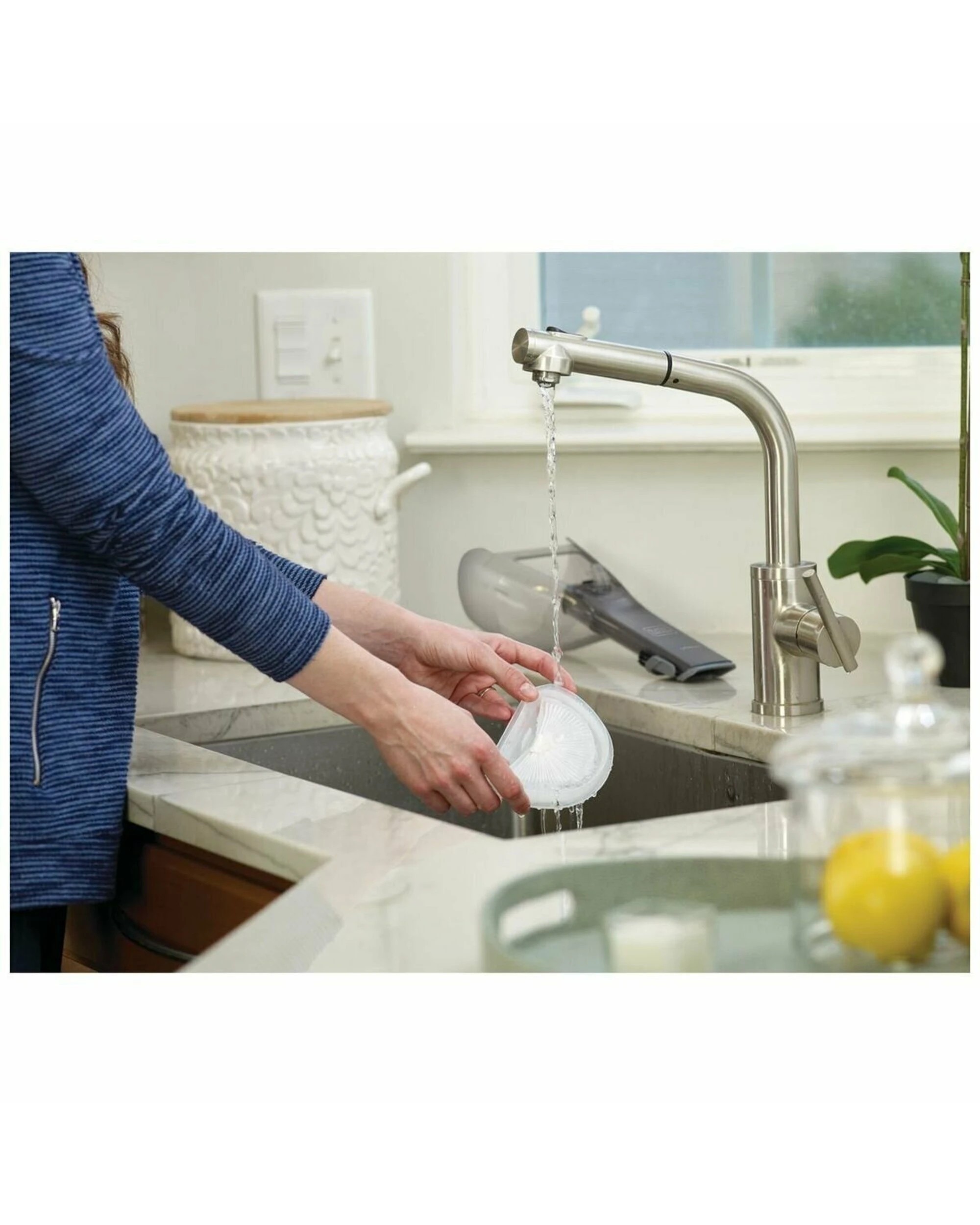 4 Black & Decker 10.8V Lithium Ion Dustbuster, 4 of 5