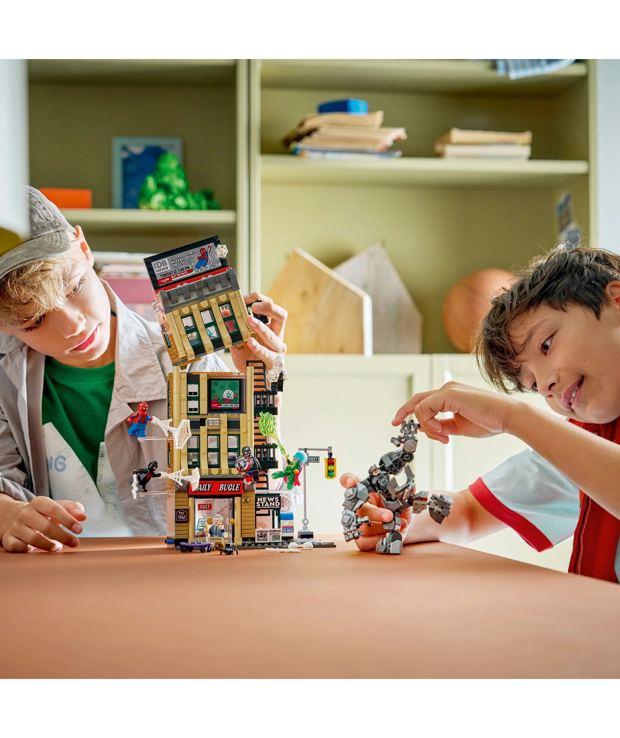 8 LEGO Super Heroes Spider-Man vs. Mysterio: The Daily Bugle 76342, 8 of 10