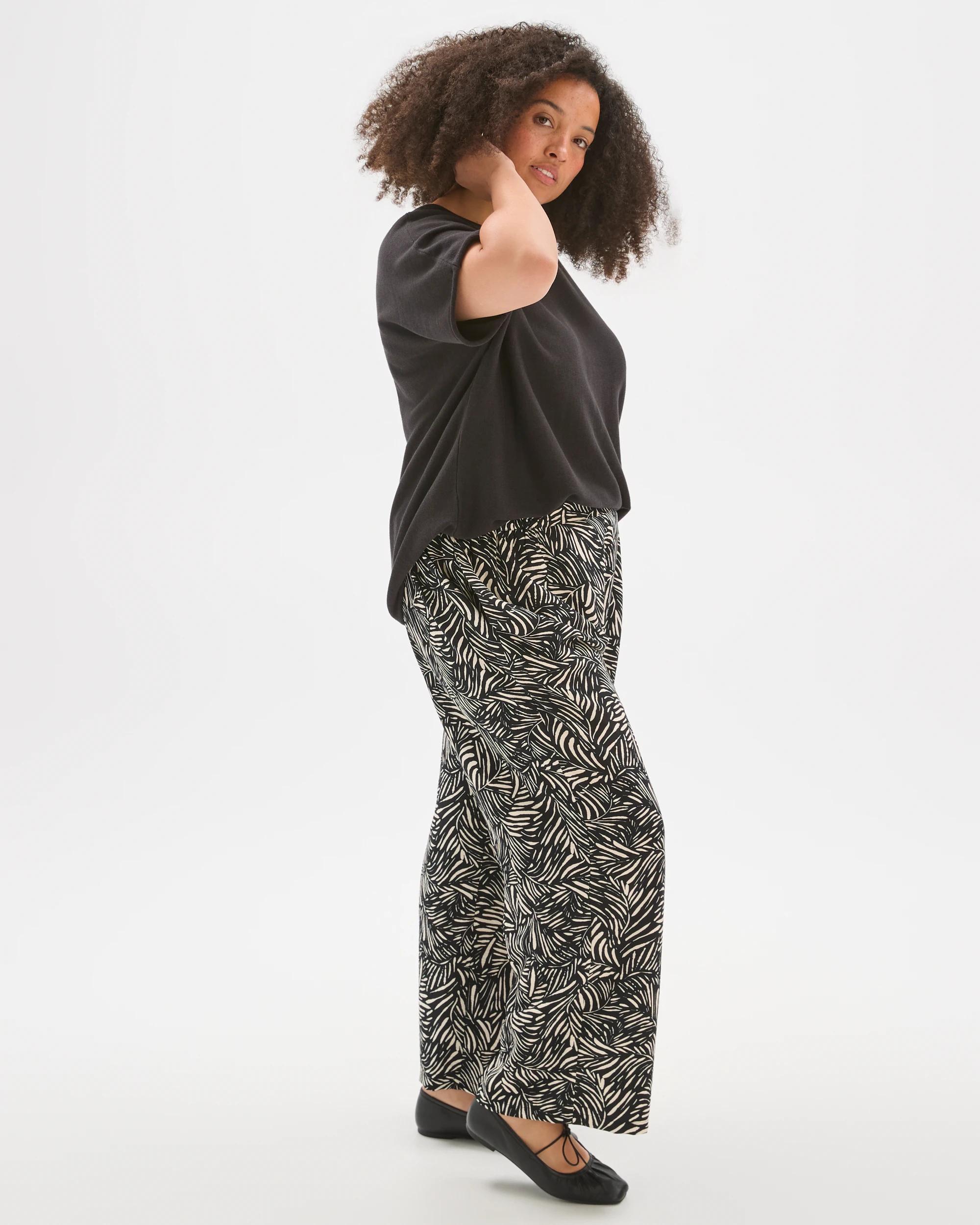 2 Target Curve Plus Size Tie Front Pants BLACK AND WHITE GEO PRINT, 2 of 6