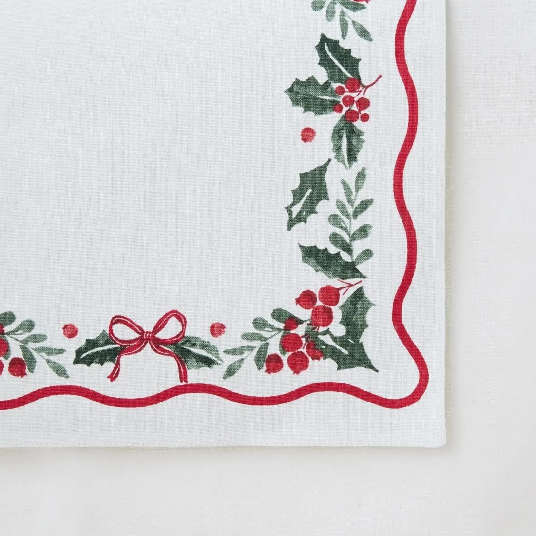 4 Traditional Holly Table Runner, 4 of 5