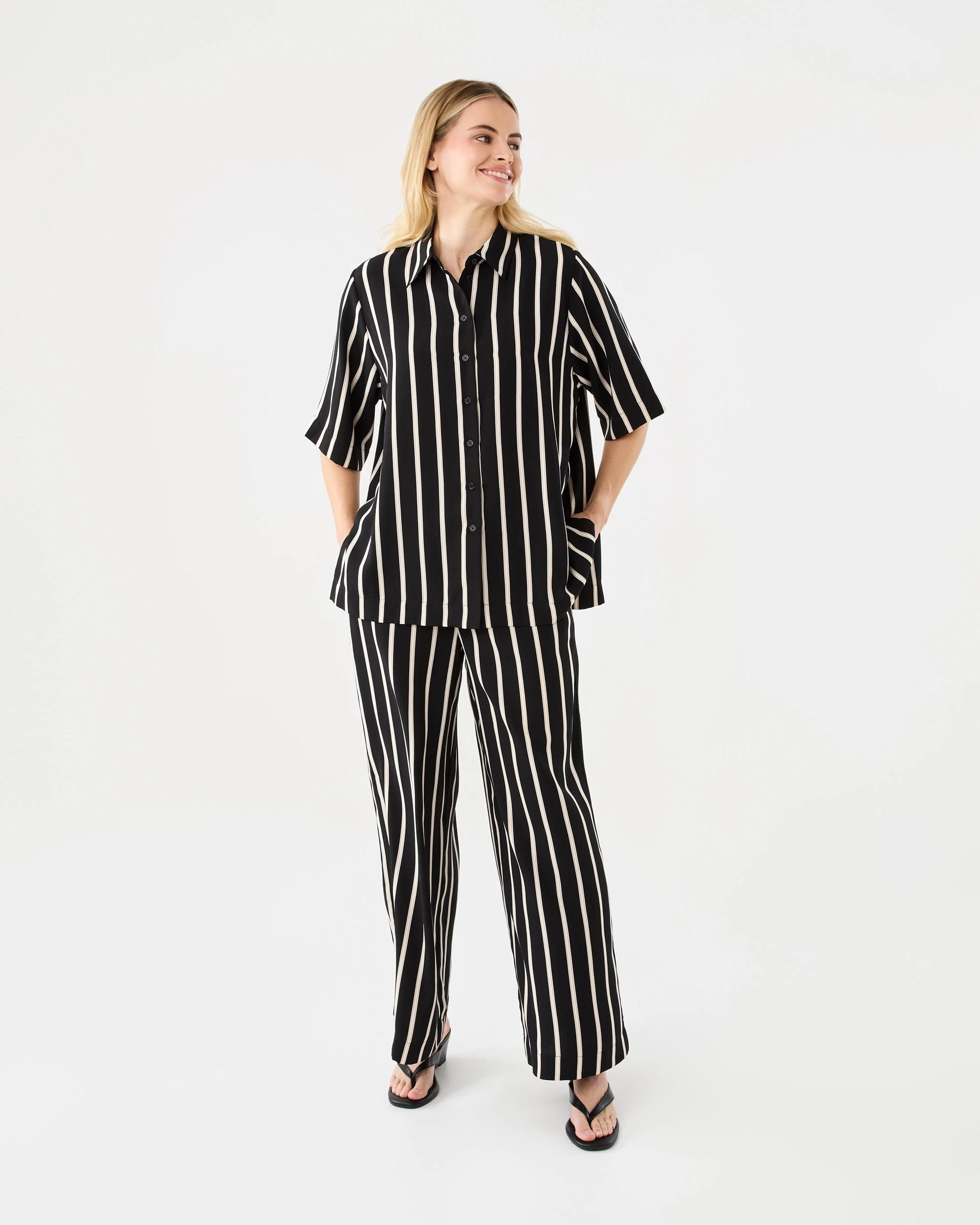 9 Short Sleeve Relaxed Print Shirt Strp Blk, 9 of 9