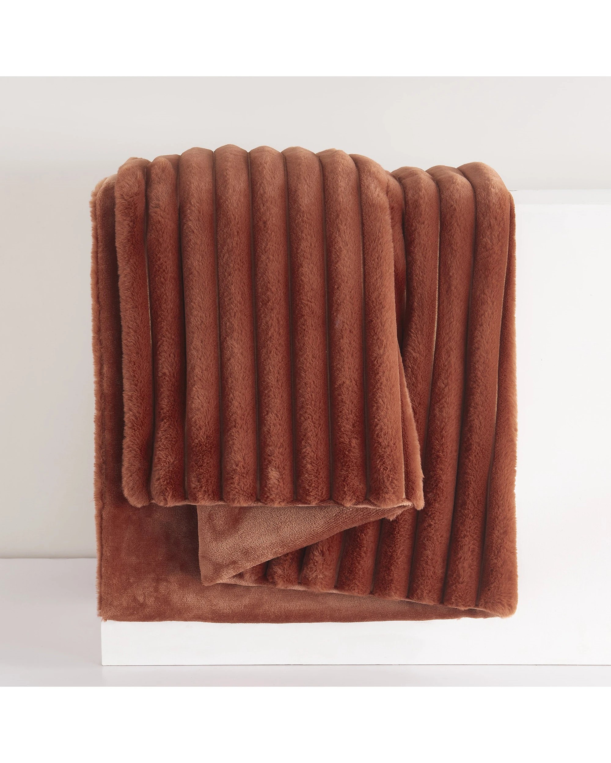 2 Dreamaker Chunky Embossed Fleece Throw 130x170cm - Rust, 2 of 4