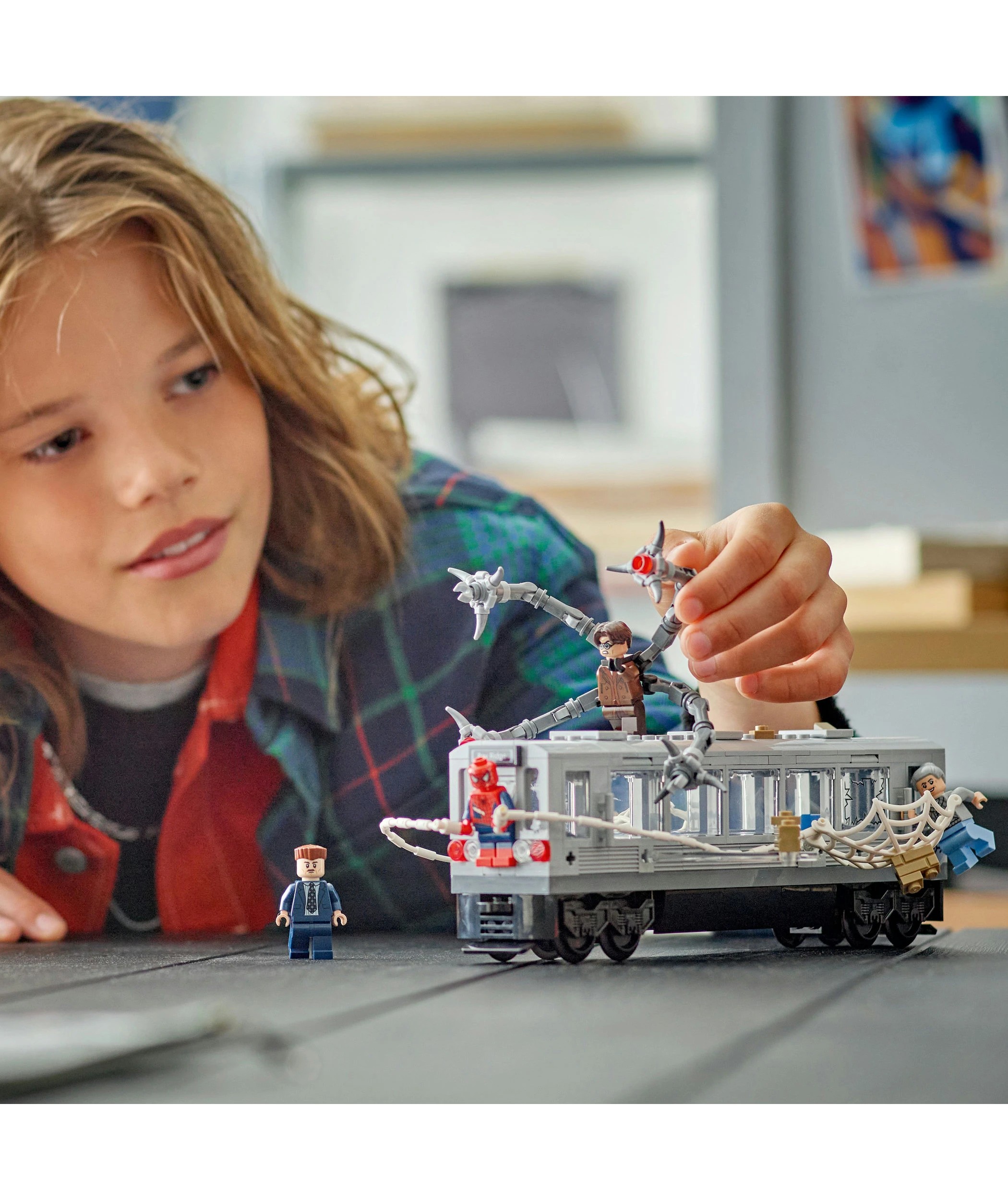 9 LEGO Marvel Super Heroes Spider-Man vs. Doc Ock Subway Train Scene 76321, 9 of 10