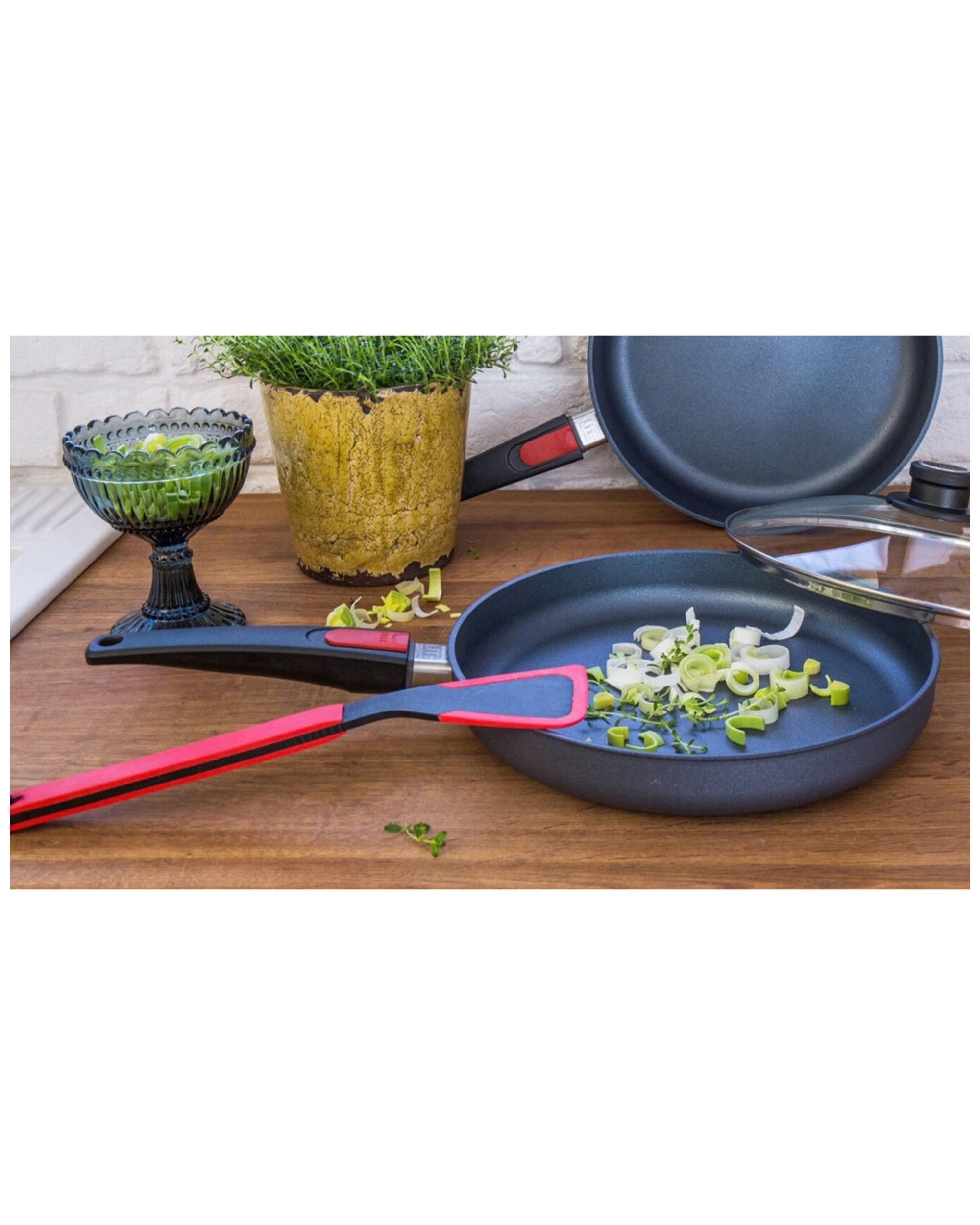 2 Woll Diamond Lite Frypan With Detachable Handle 28cm Induction - Black, 2 of 8