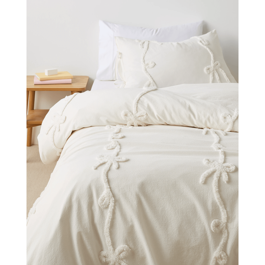 1 Target Bonnie Bows Textured Quilt Cover Set
 - King Bed
 - White, 1 of 4