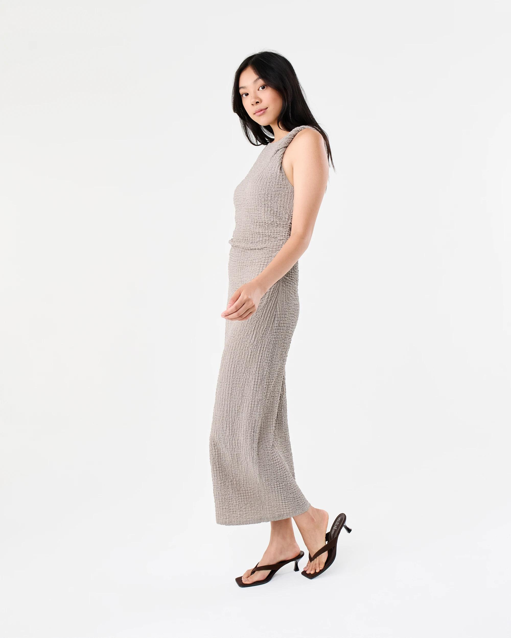 2 Sleeveless Textured Twist Midi Dress Grey Taupe, 2 of 7