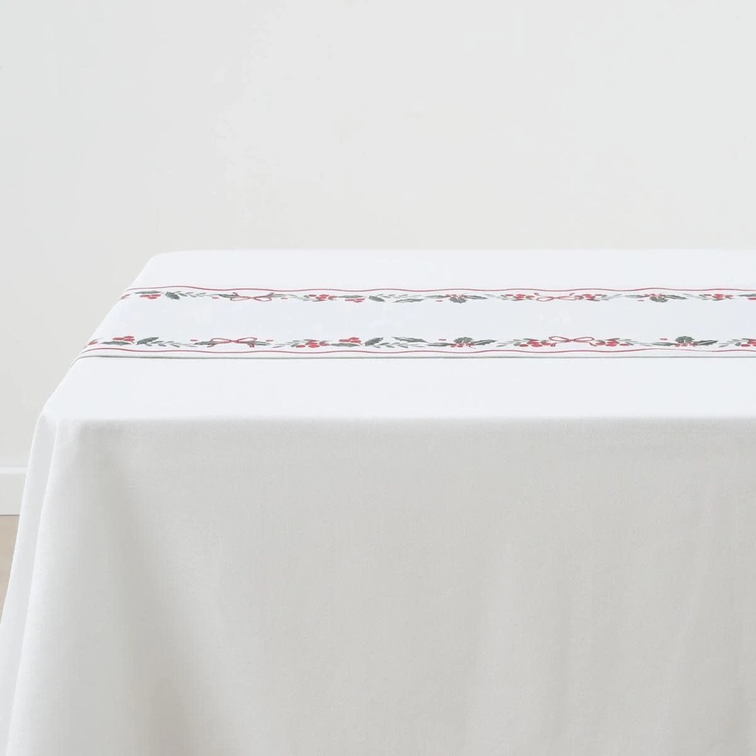3 Traditional Holly Table Runner, 3 of 5