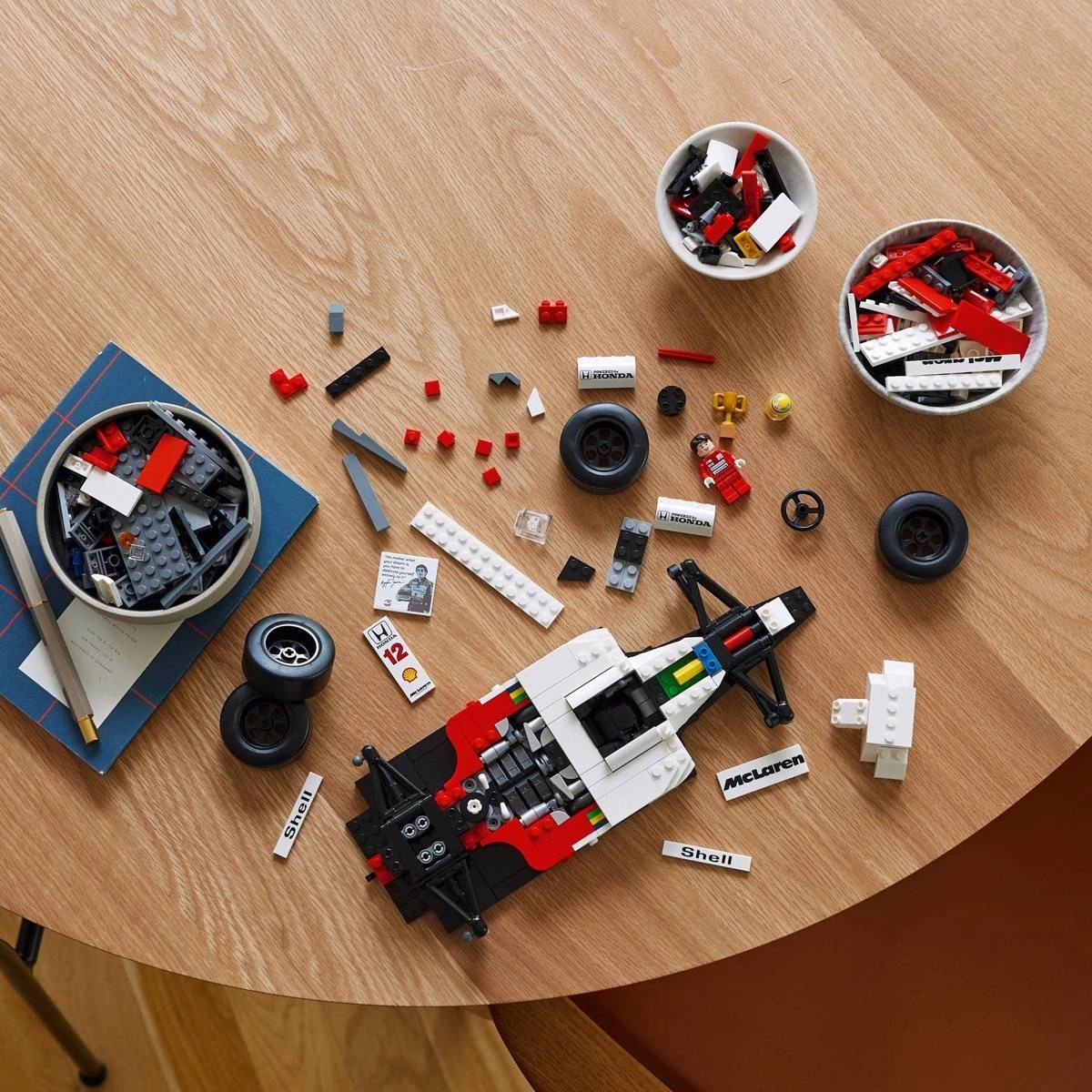 9 LEGO Icons McLaren MP4/4 & Ayrton Senna 10330, 9 of 11