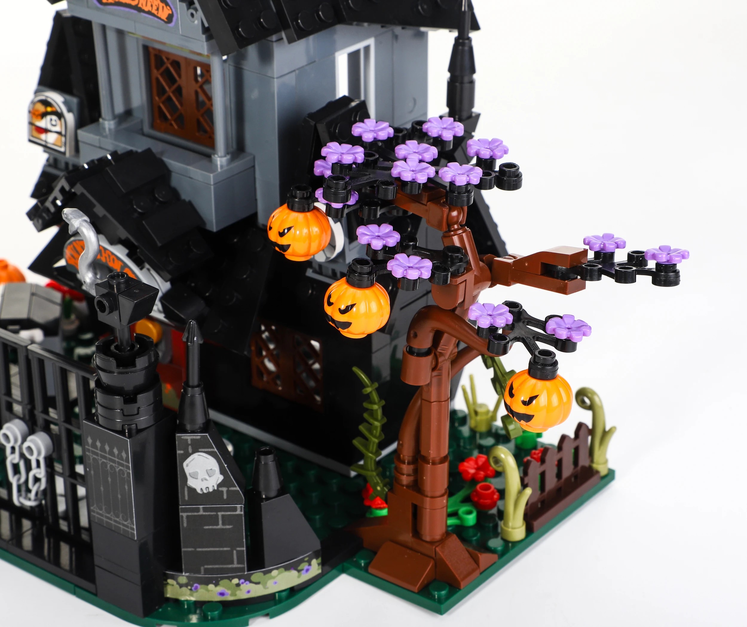 7 454 Pieces Mini Blocks: Haunted Mansion, 7 of 10