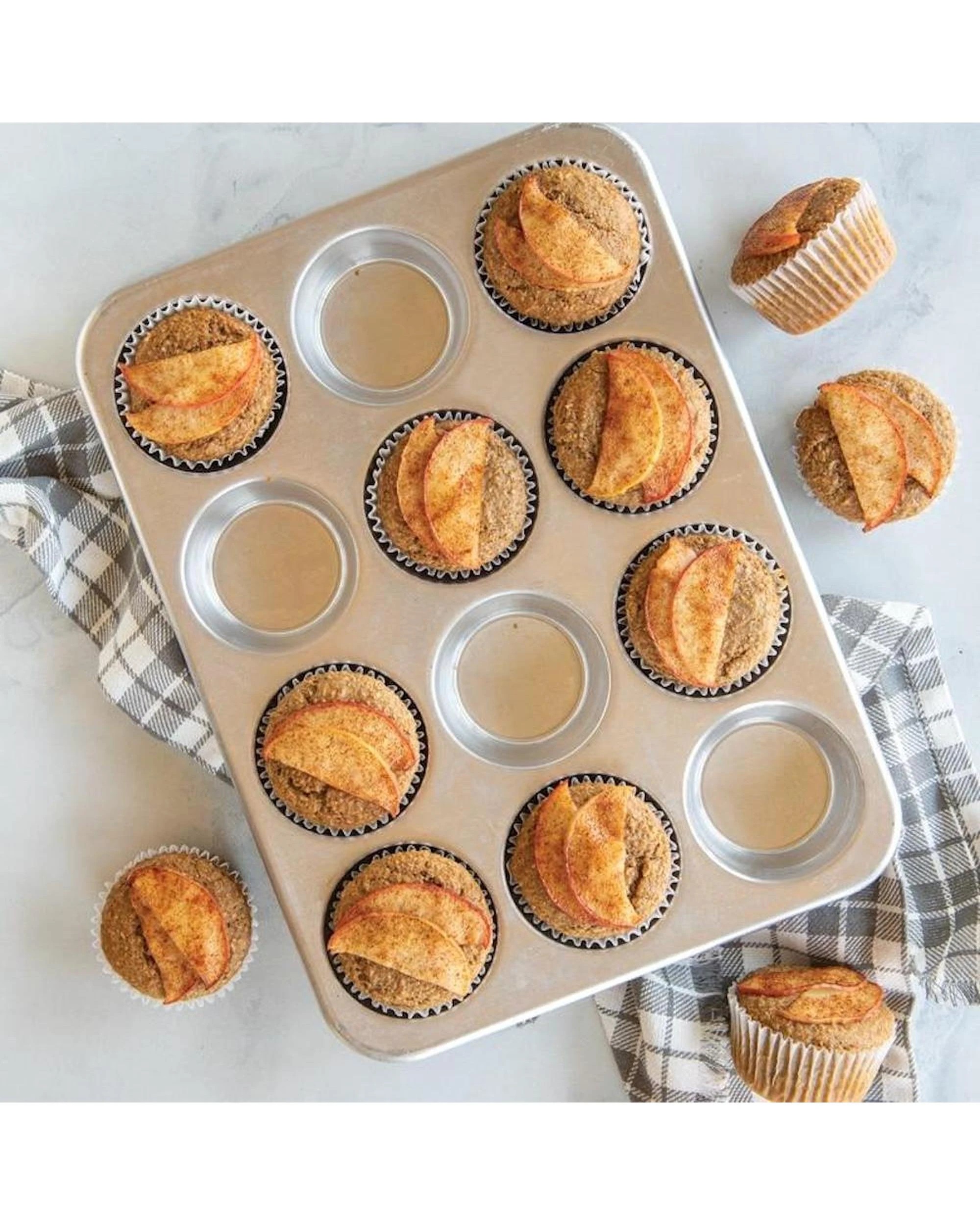 3 Nordic Ware Naturals 12 Cup Muffin Pan With High Domed Lid  34 x 25 x 8cm, 3 of 5