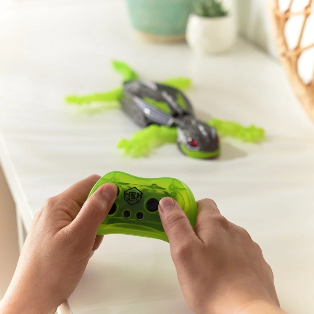 6 Hex Bots Wall Crawler Gecko Toy, 6 of 10