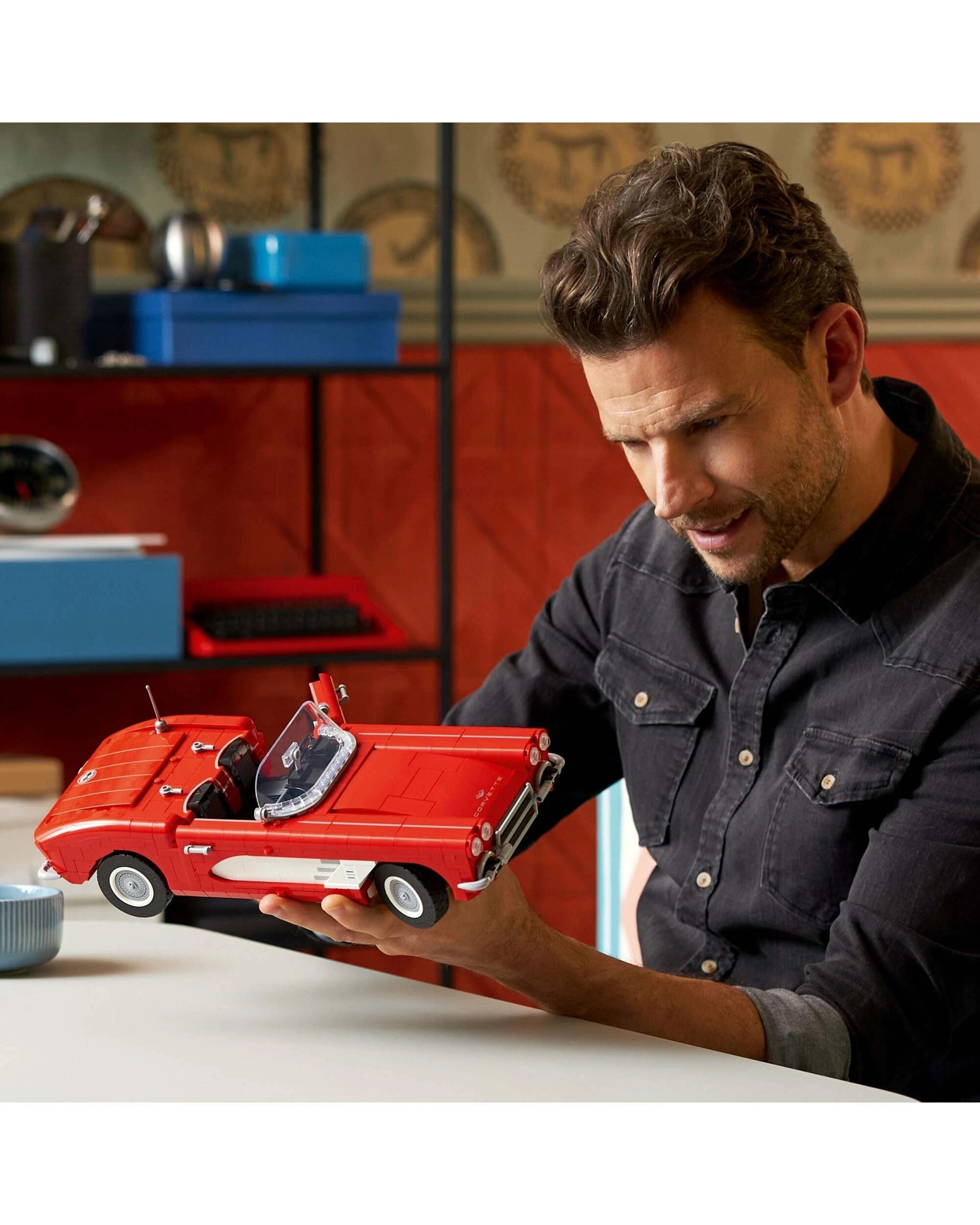 3 LEGO Icons 10321 Chevrolet Corvette, 3 of 5