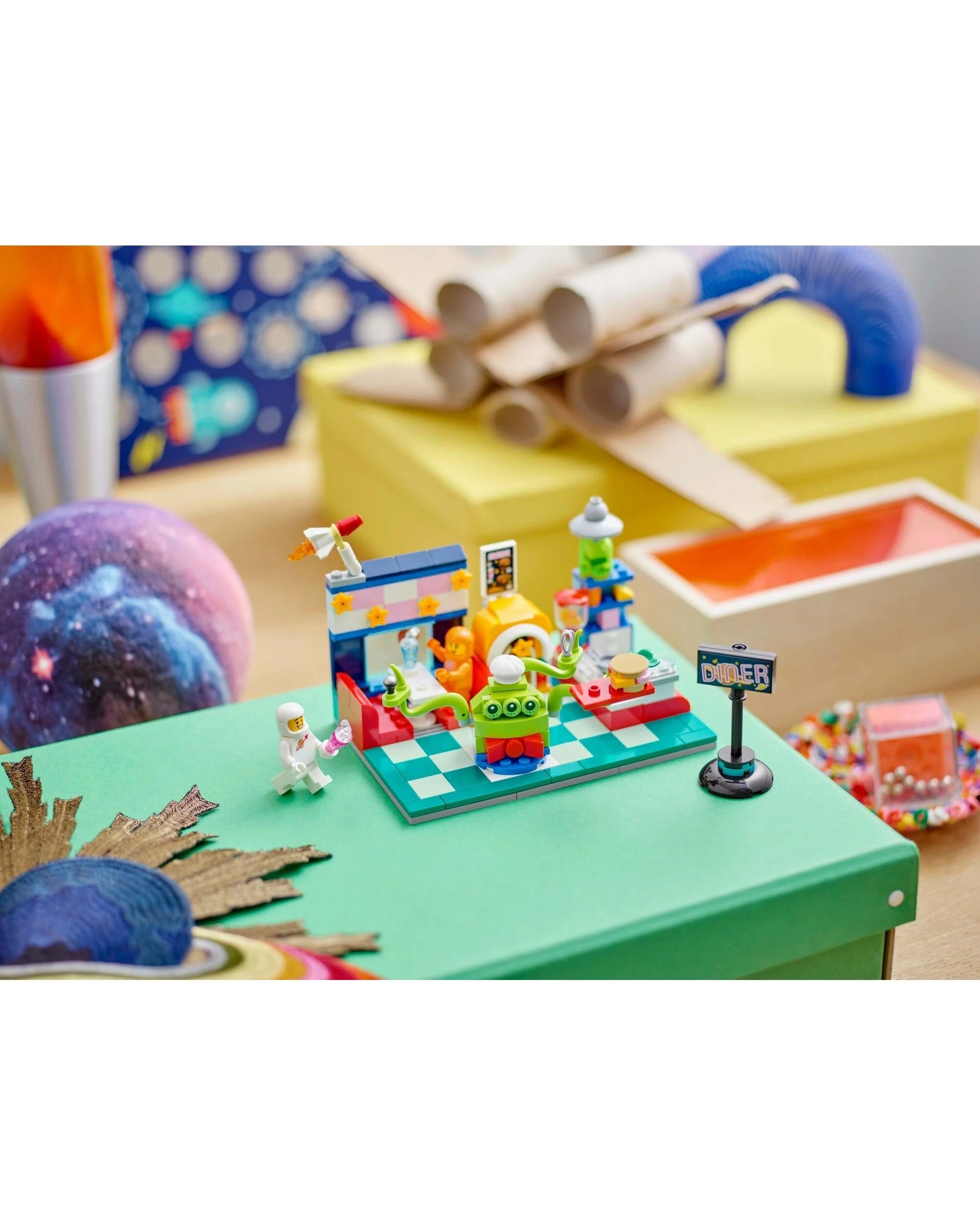 2 LEGO Space Exclusive GWP 40687 Alien Space Diner, 2 of 2