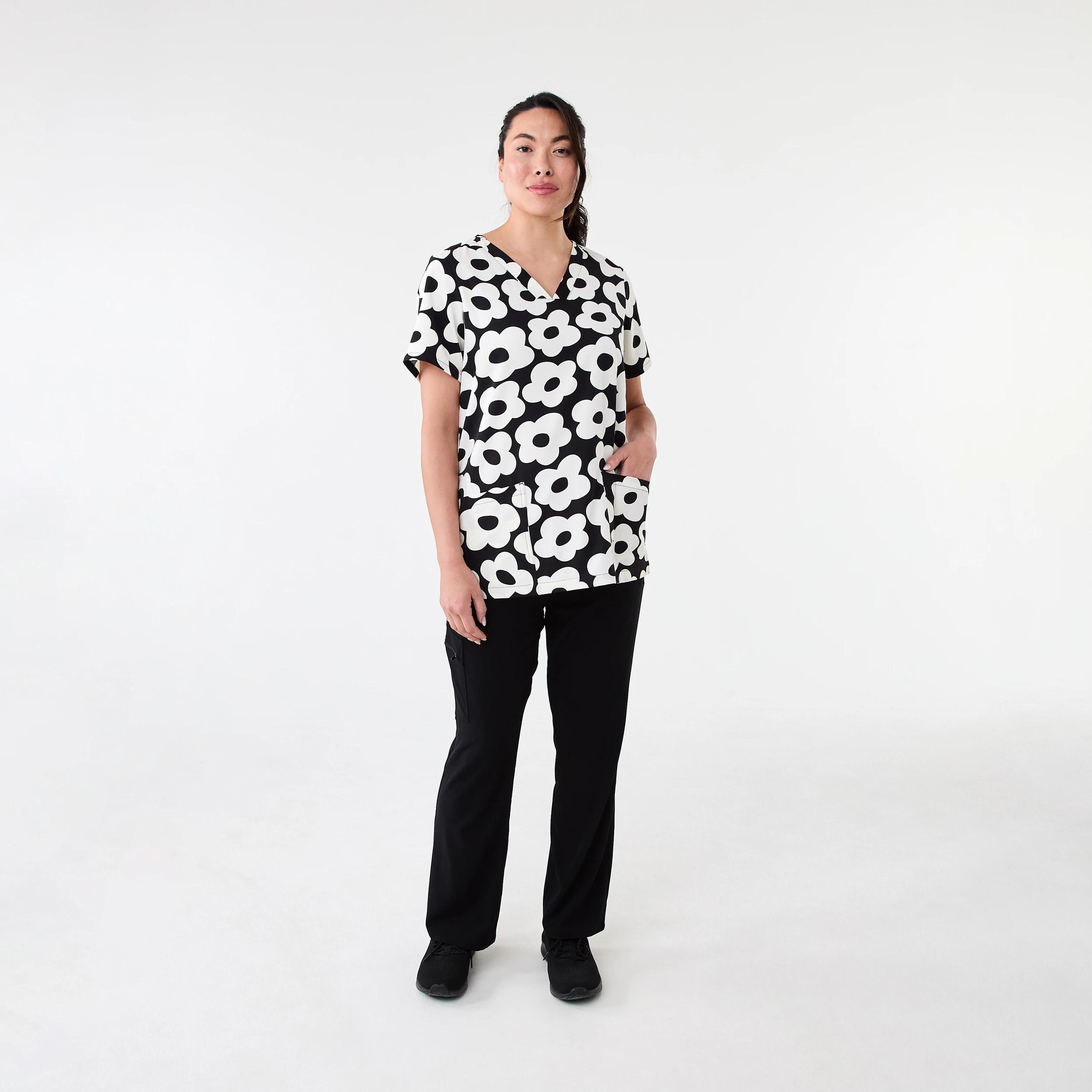 8 Womens Short Sleeve Print Scrub Top Blk Daisy, 8 of 8