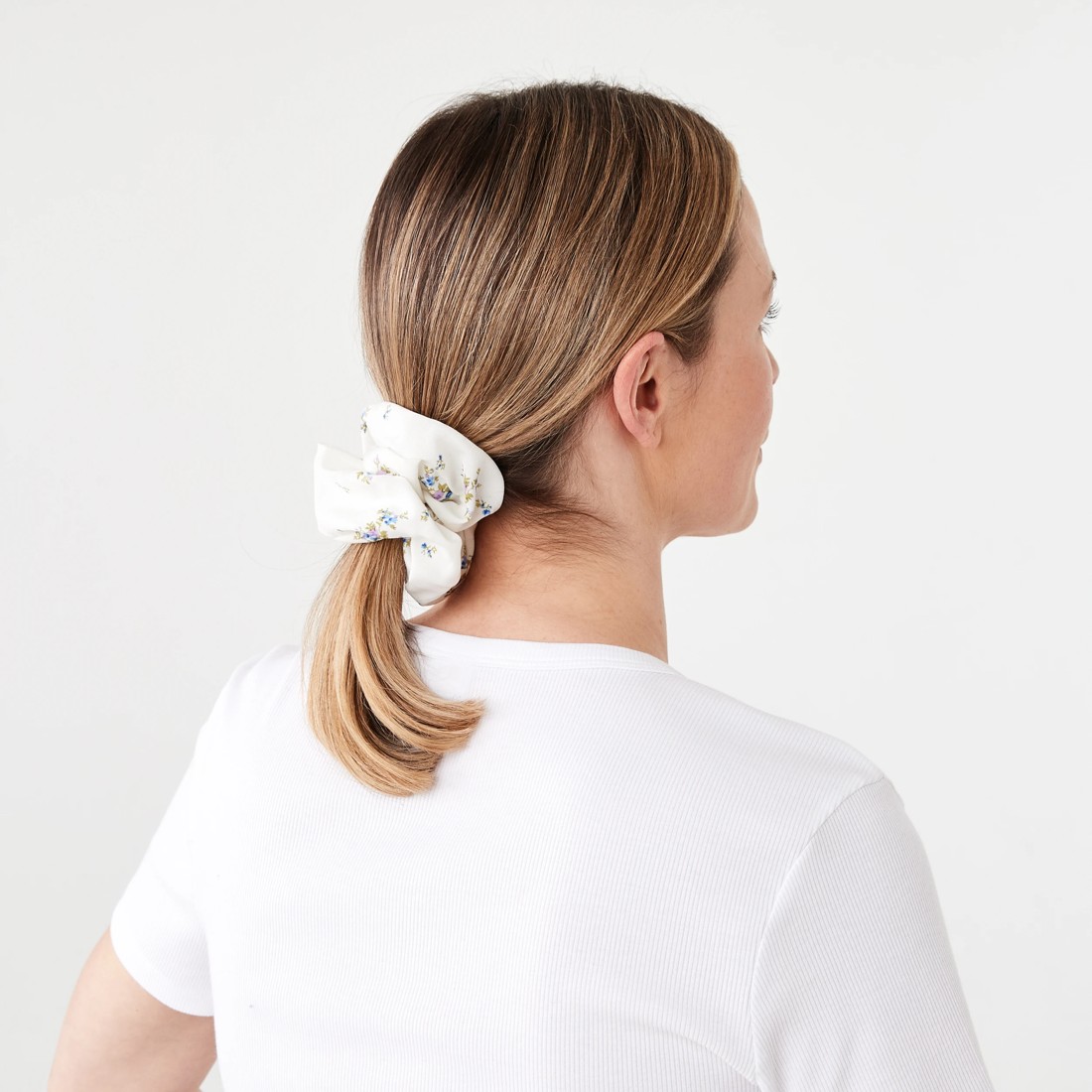 4 2 Pack Mini Flower Print Hair Scrunchies - Black and White, 4 of 5