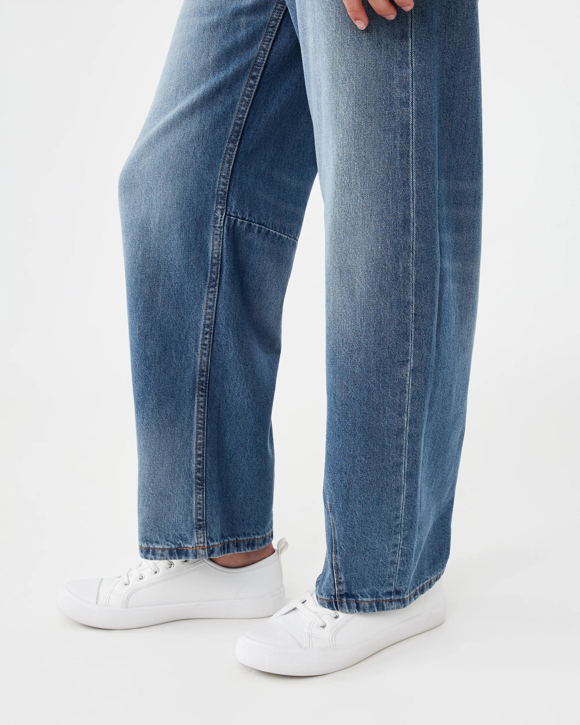 4 Barrel Leg Jeans with Pocket Detail Light Wash, 4 of 7
