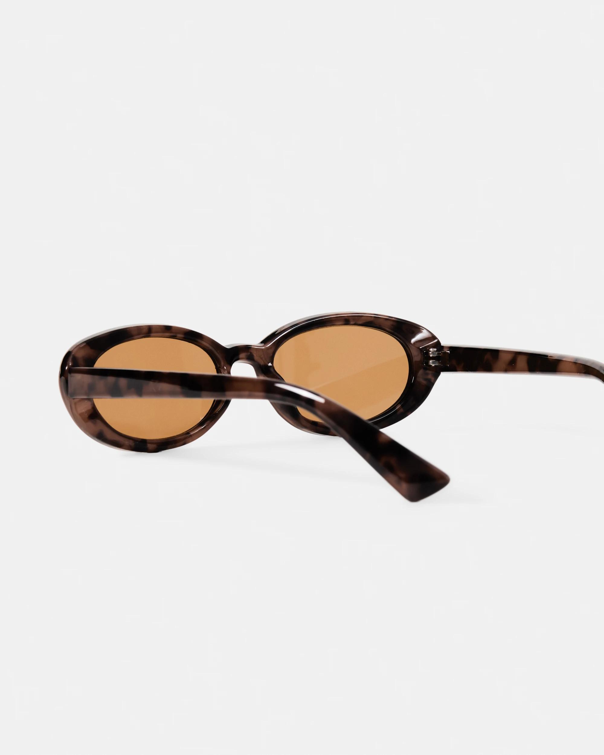3 Oval Shape Sunglasses CREAM TORT, 3 of 5